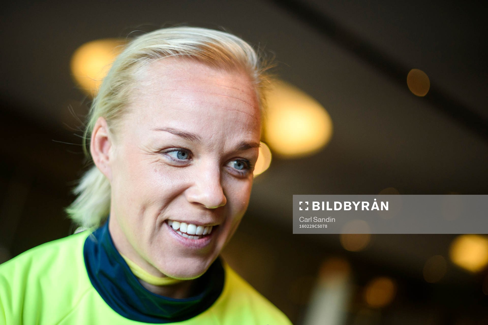 Sveriges Caroline Seger blir intervjuad innan en träning