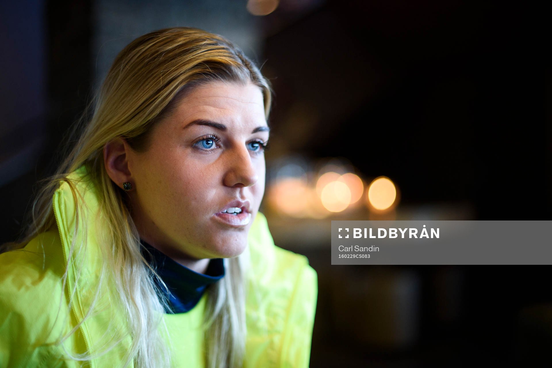 Sveriges Olivia Schough blir intervjuad innan en träning med det svenska damlandslaget i fotboll den 29 februari 2016 i Rotterdam.