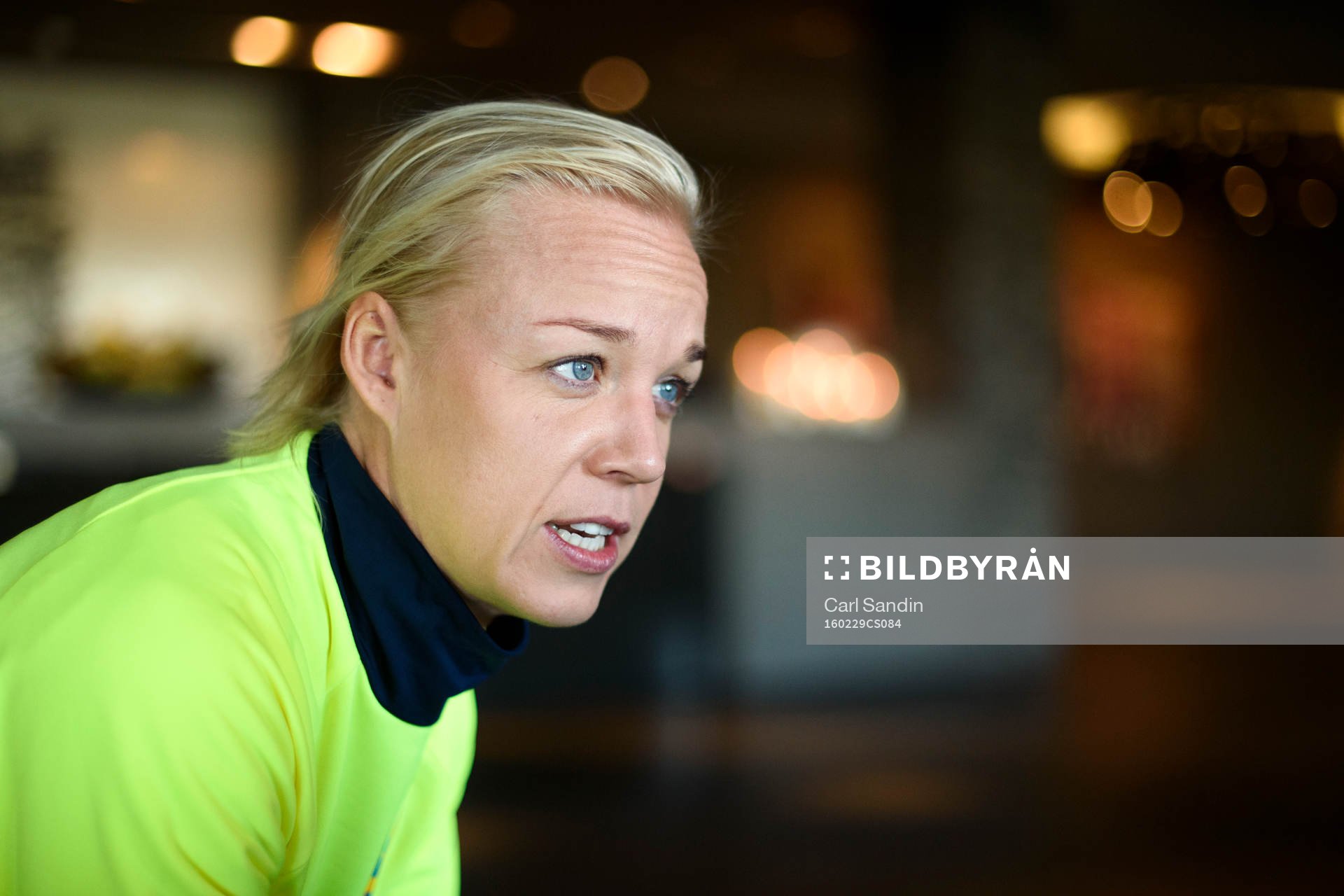 Sveriges Caroline Seger blir intervjuad innan en träning