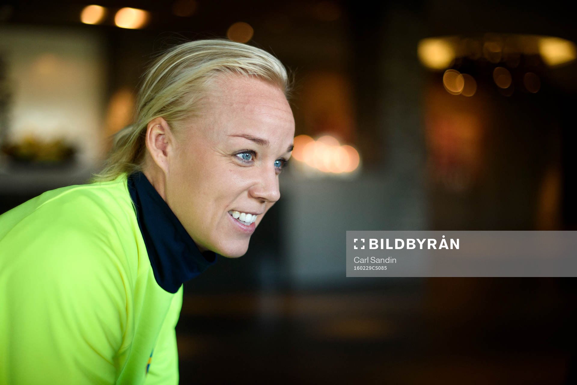 Sveriges Caroline Seger blir intervjuad innan en träning