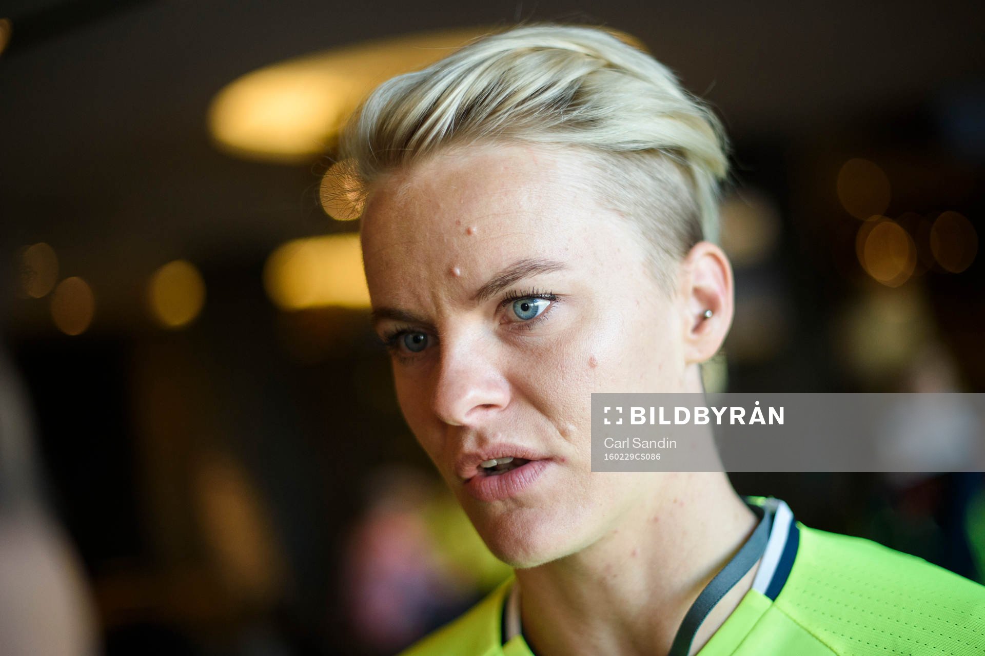 Sveriges Nilla Fischer blir intervjuad innan en träning