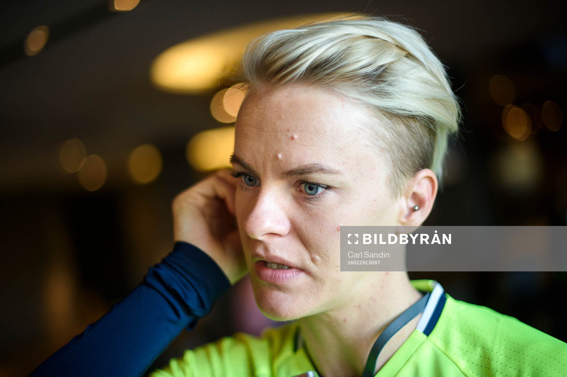 Sveriges Nilla Fischer blir intervjuad innan en träning