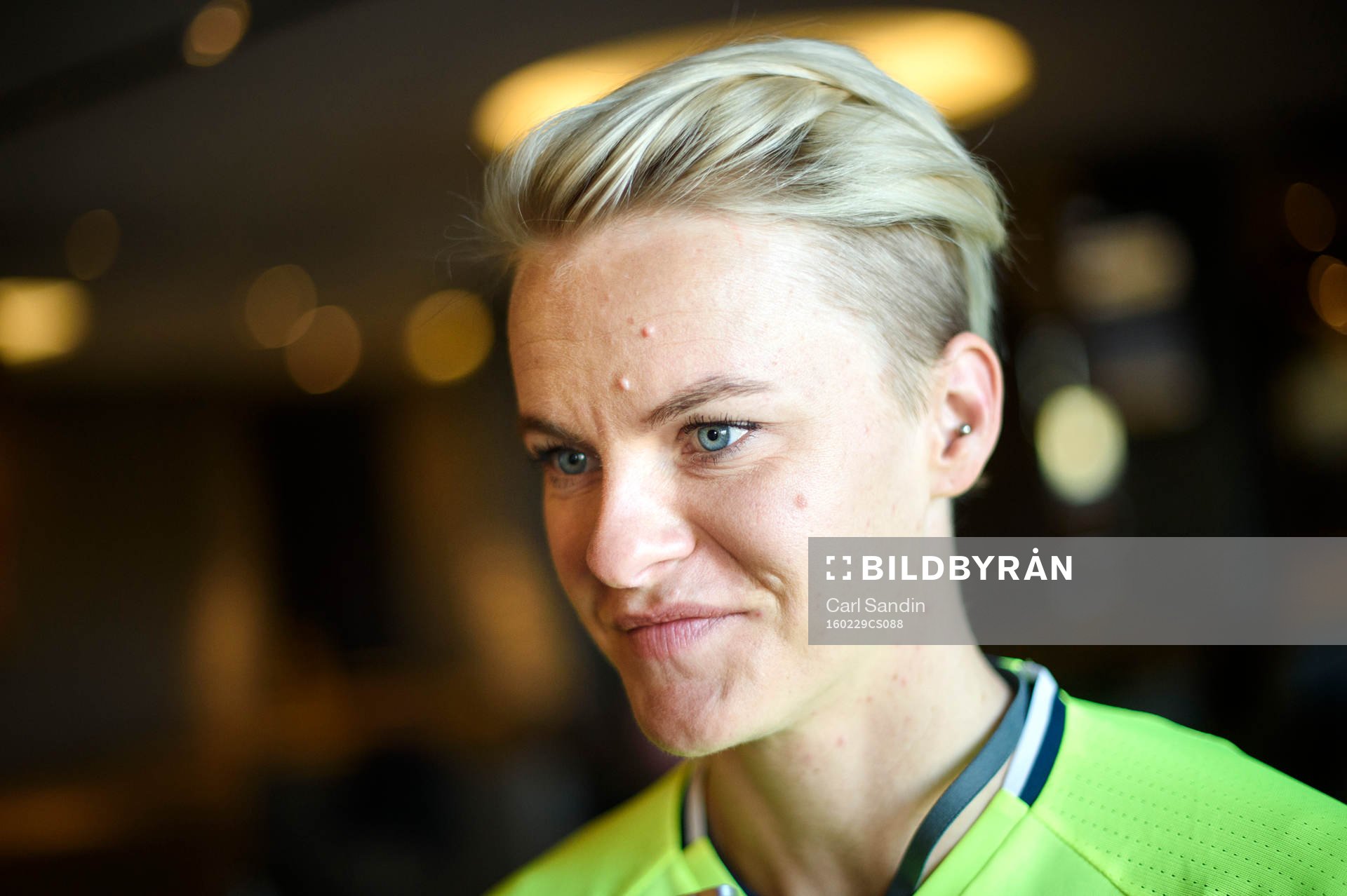 Sveriges Nilla Fischer blir intervjuad innan en träning