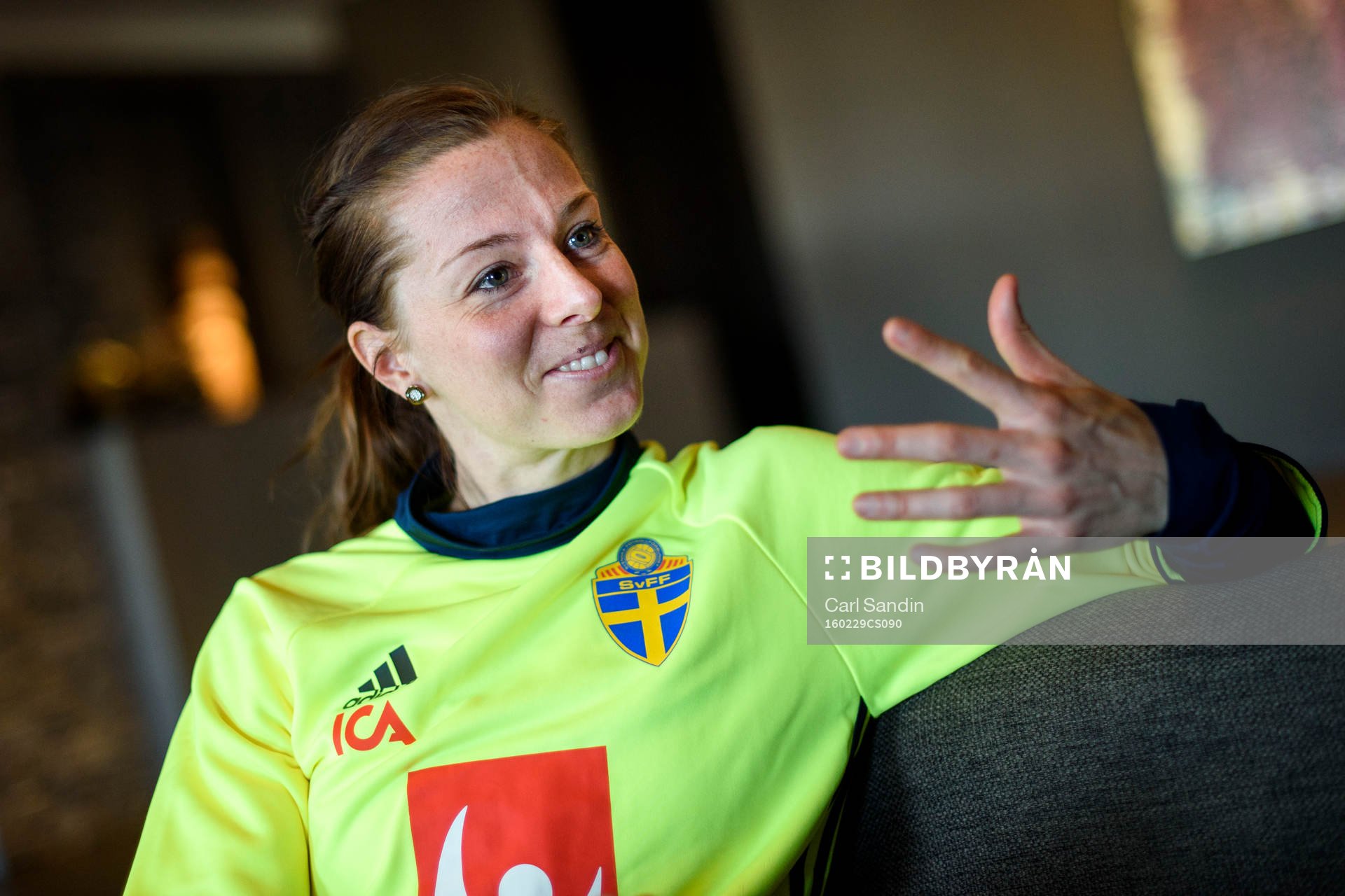 Sveriges Lotta Schelin blir intervjuad innan en träning