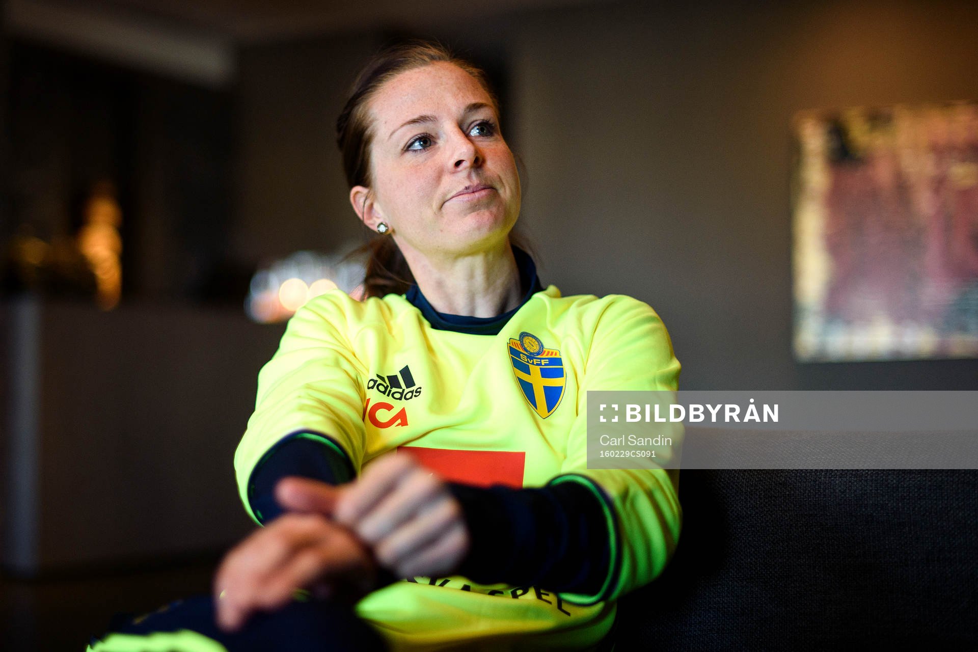 Sveriges Lotta Schelin blir intervjuad innan en träning