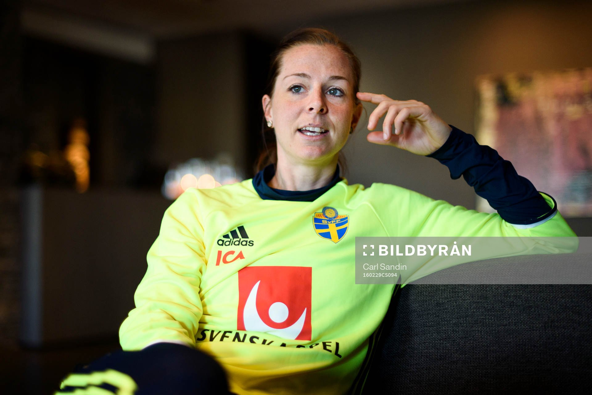 Sveriges Lotta Schelin blir intervjuad innan en träning