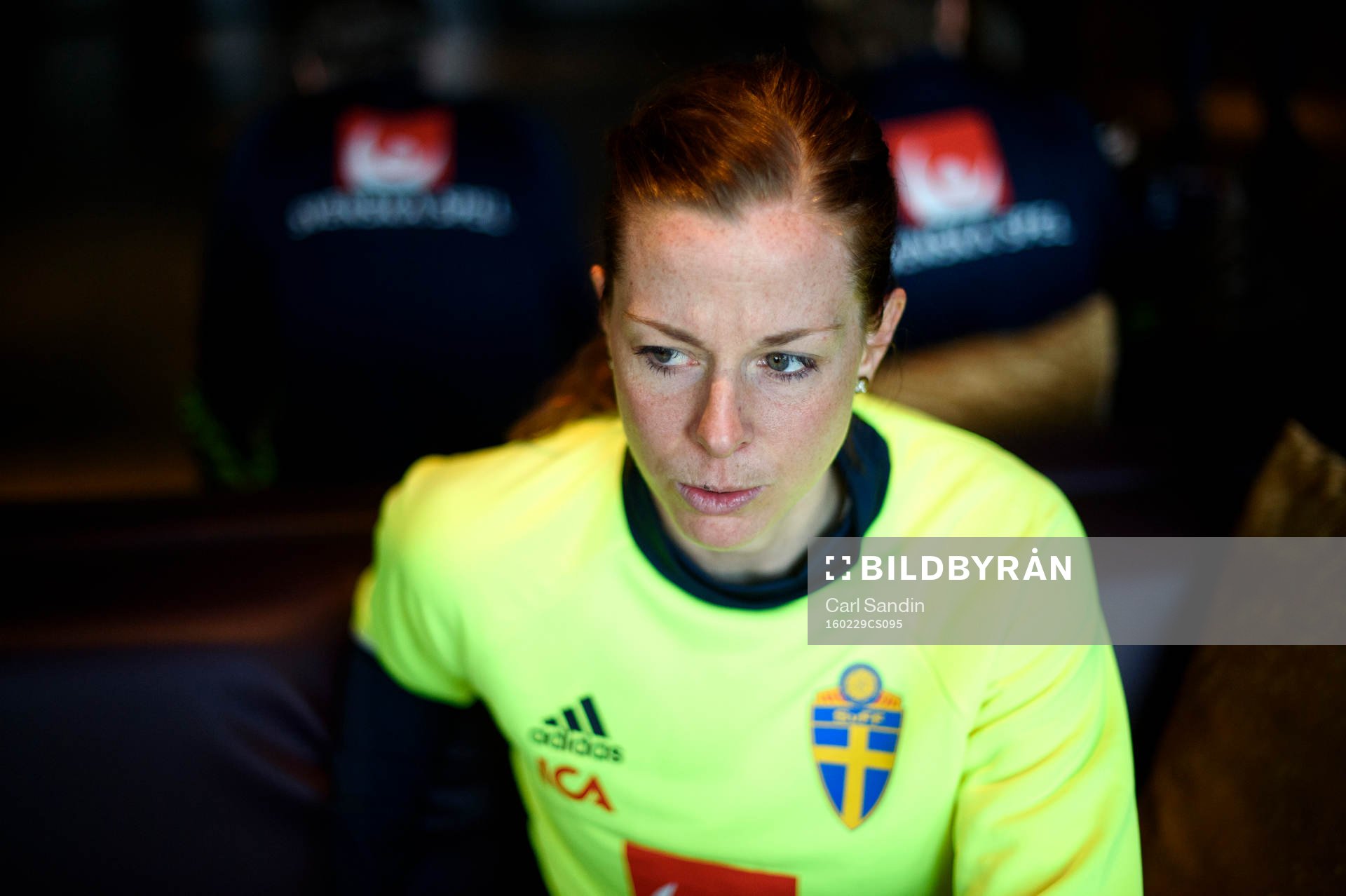 Sveriges Lotta Schelin blir intervjuad innan en träning