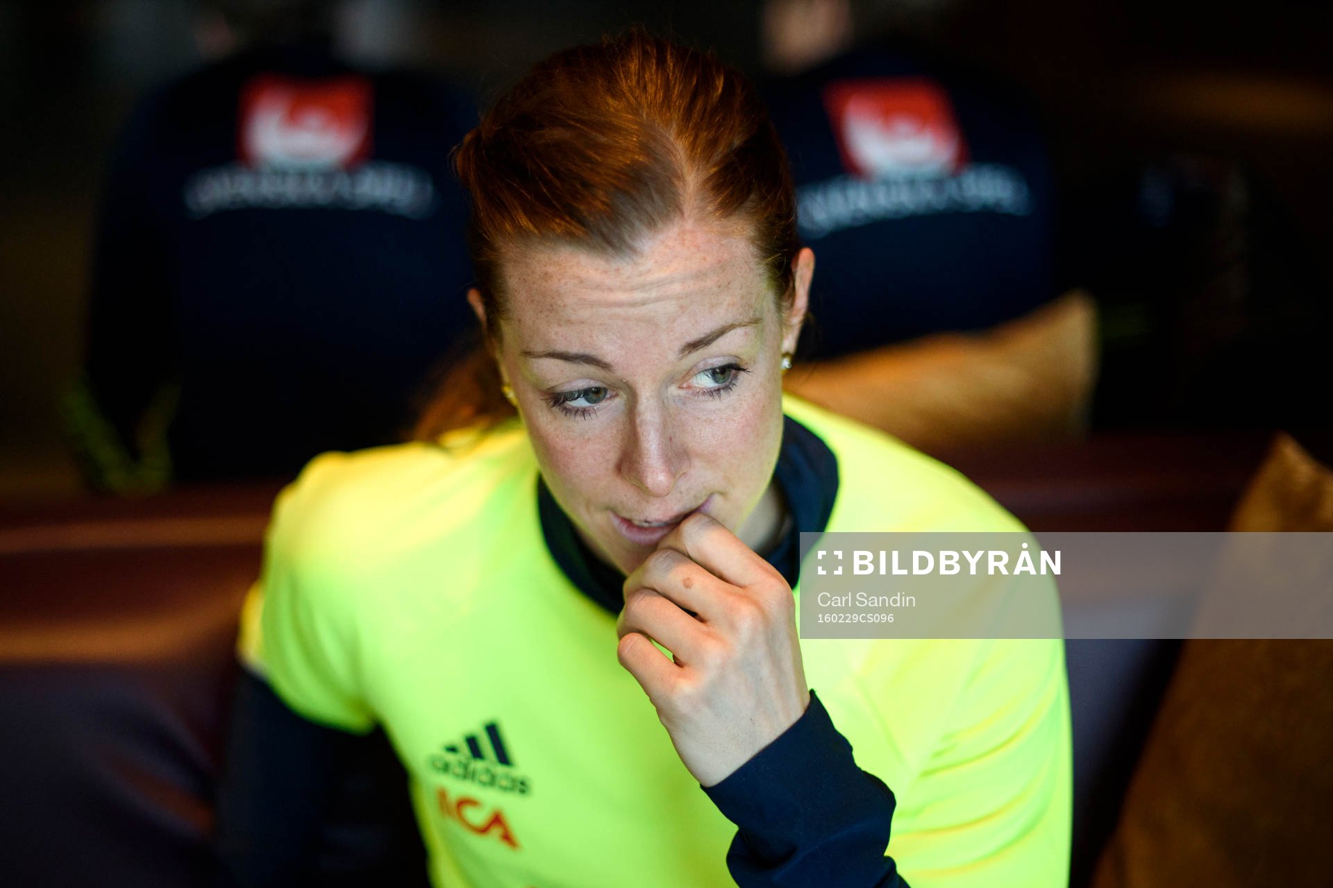 Sveriges Lotta Schelin blir intervjuad innan en träning
