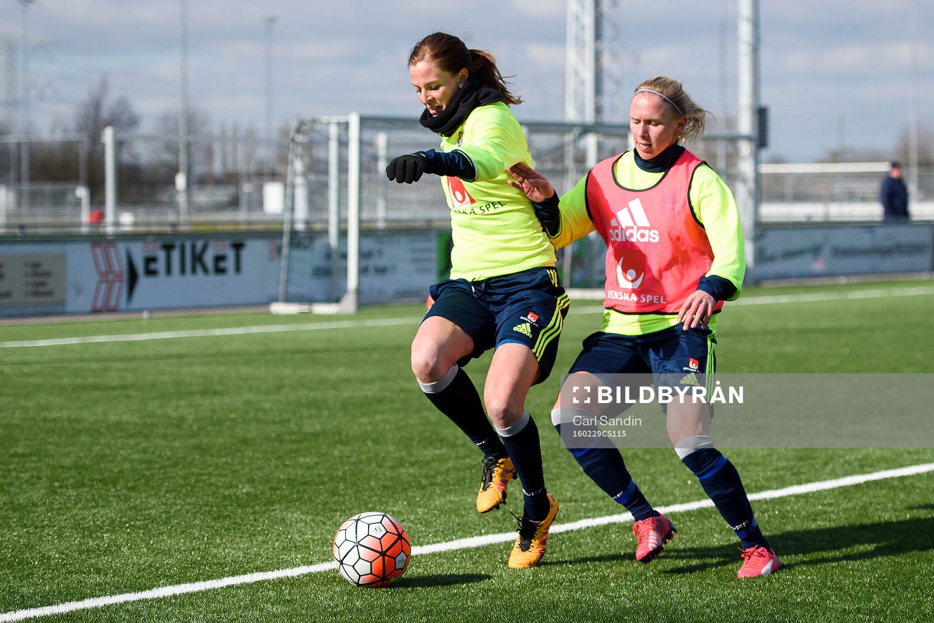 Sveriges Lotta Schelin och Jonna Andersson