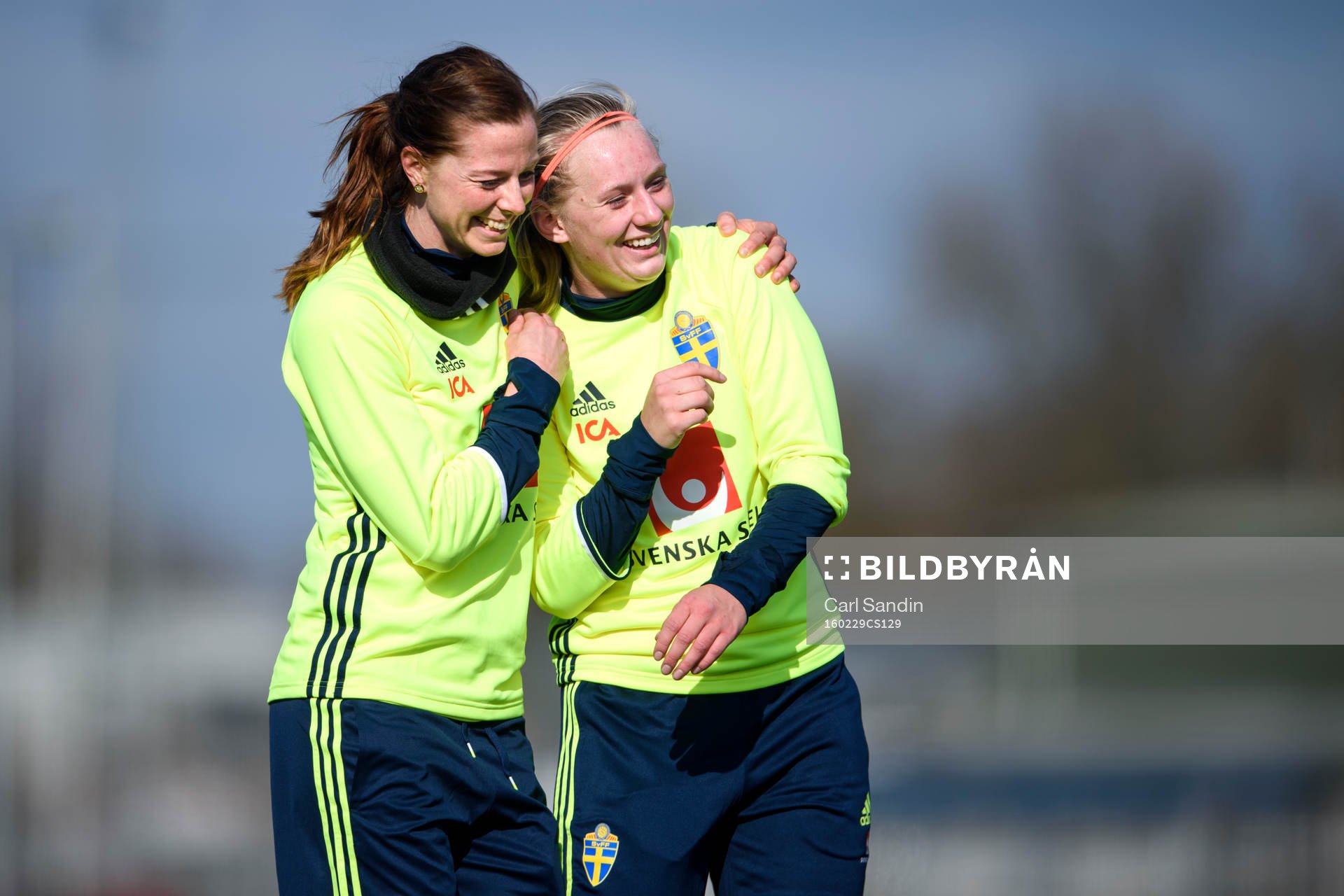 Sveriges Lotta Schelin och Stina Blackstenius jublar och
