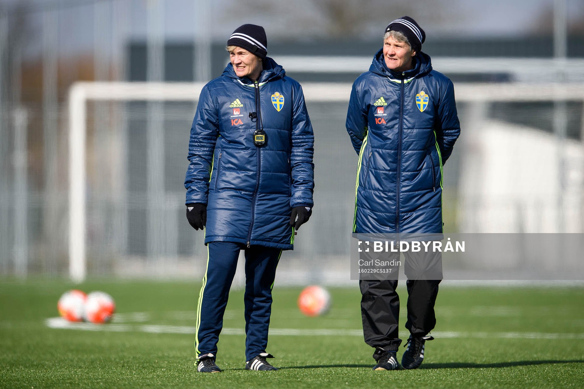 Sveriges assisterande förbundskapten Lilie Persson och förbundskapten Pia Sundhage under en träning med det svenska damlandslaget i fotboll den 29 februari 2016 i Rotterdam.