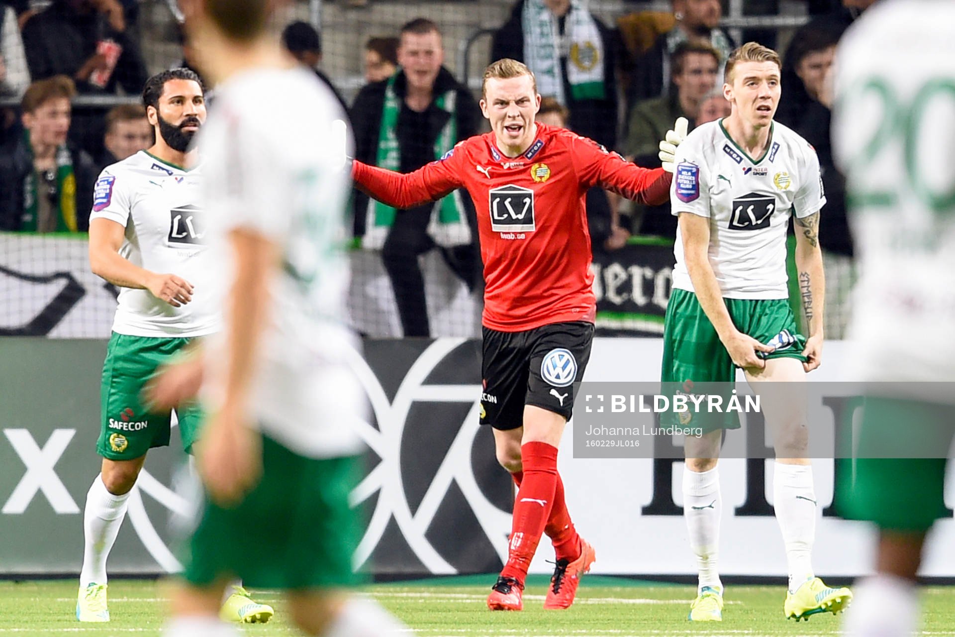 Hammarbys målvakt Ögmundur Kristinsson skäller på