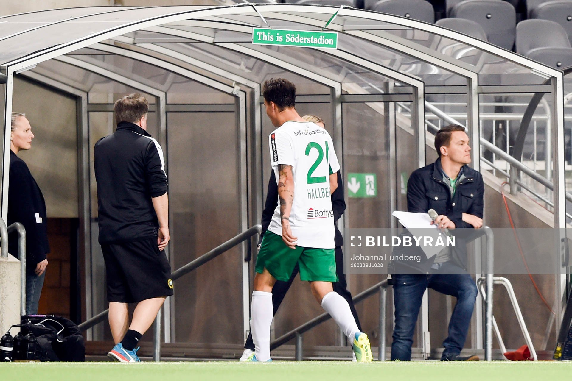 Hammarbys Melker Hallberg blev utvisad och lämnar planen