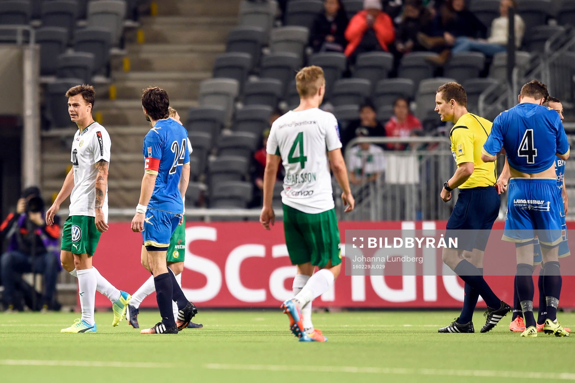 Hammarbys Melker Hallberg får rött kort av domaren Martin