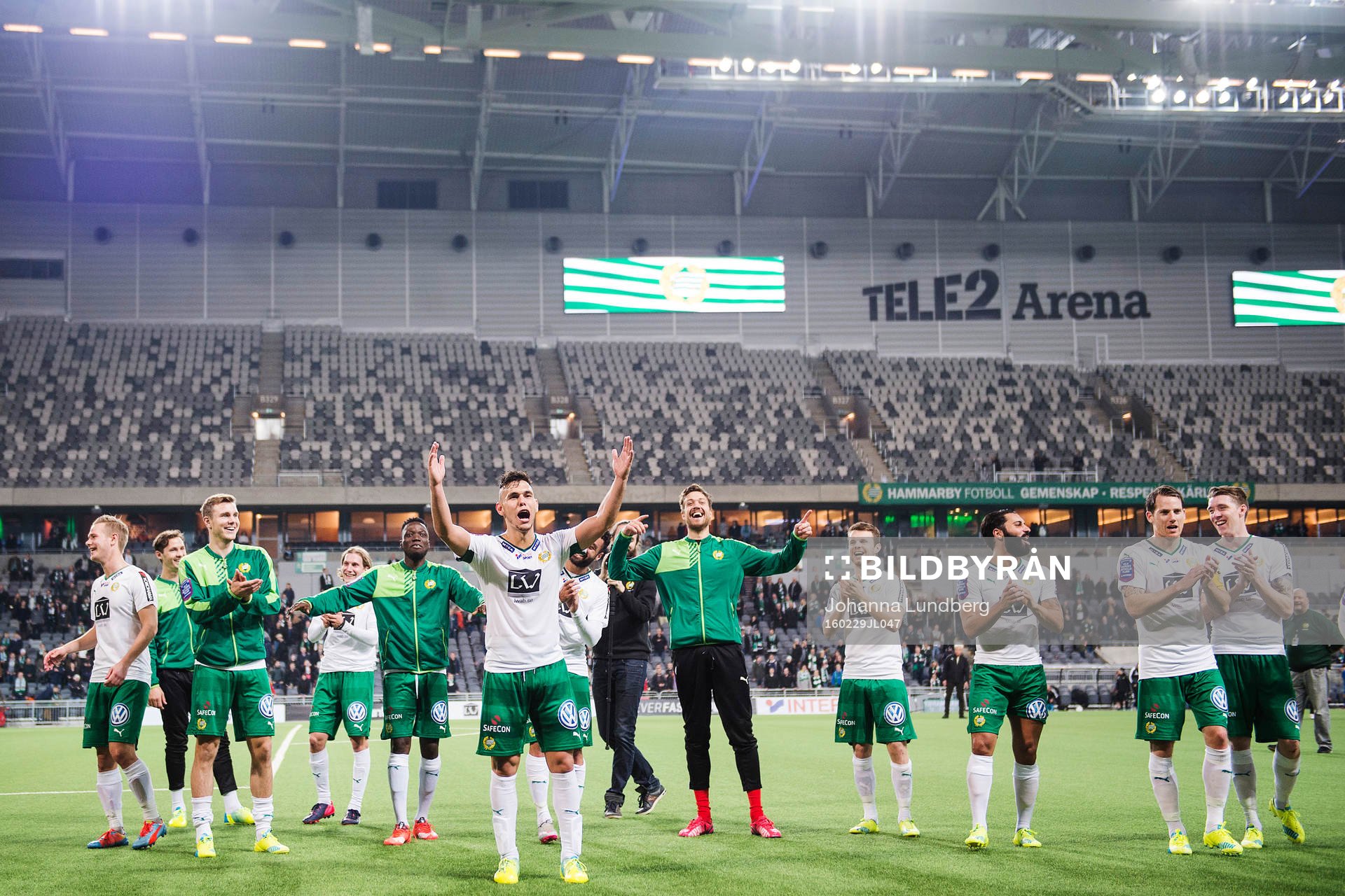 Hammarbys spelare med Alexssander Medeiros de Azeredo längst fram jublar med publiken efter fotbollsmatchen i Svenska cupen mellan Hammarby och Ljungskile den 29 februari 2016 i Stockholm.