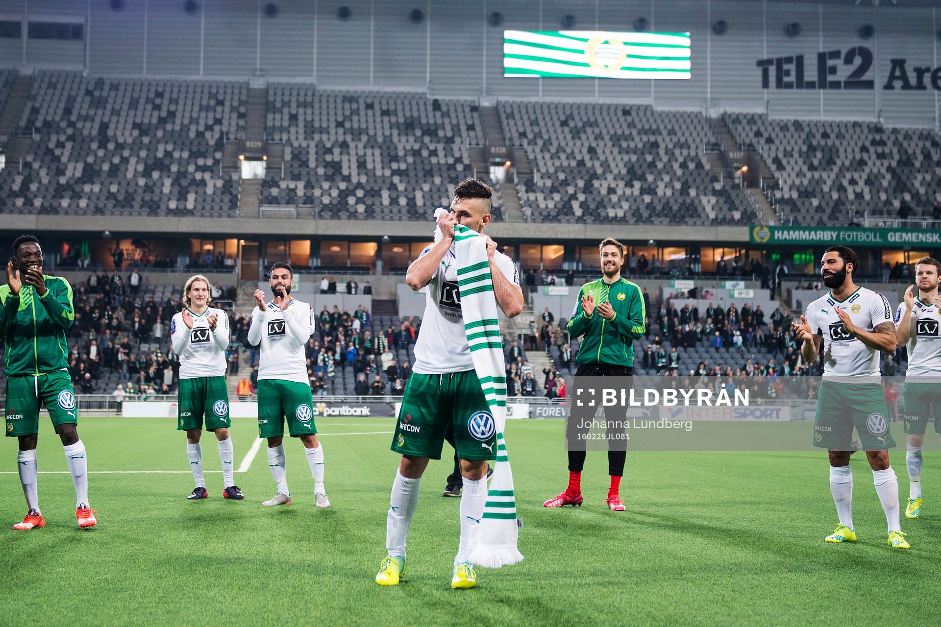 Hammarbys Alexssander Medeiros de Azeredo kysser en halsduk efter fotbollsmatchen i Svenska cupen mellan Hammarby och Ljungskile den 29 februari 2016 i Stockholm.