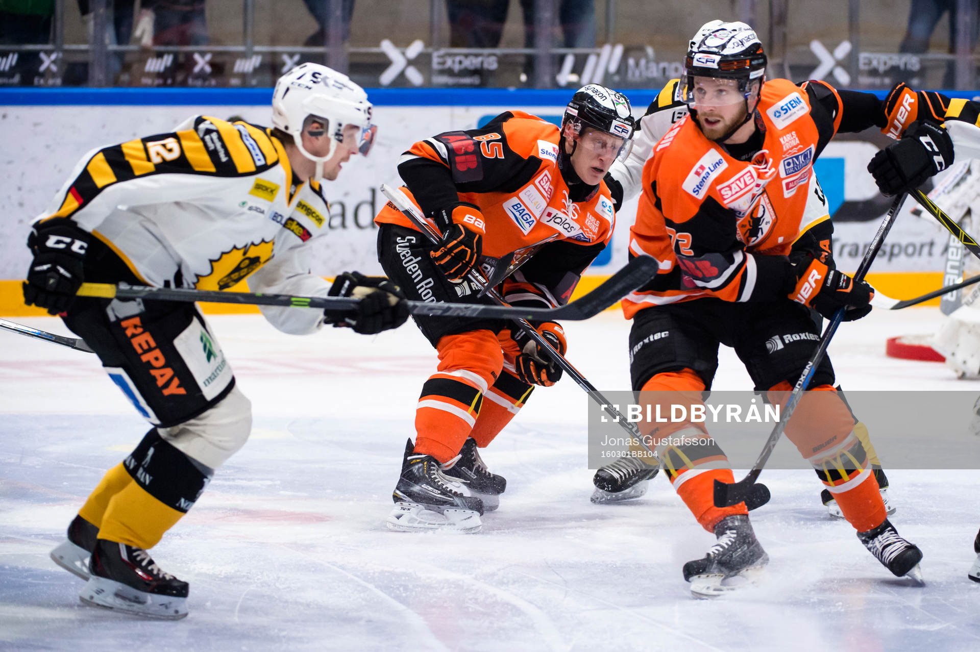 Karlskronas Joachim Rohdin i kamp om pucken med