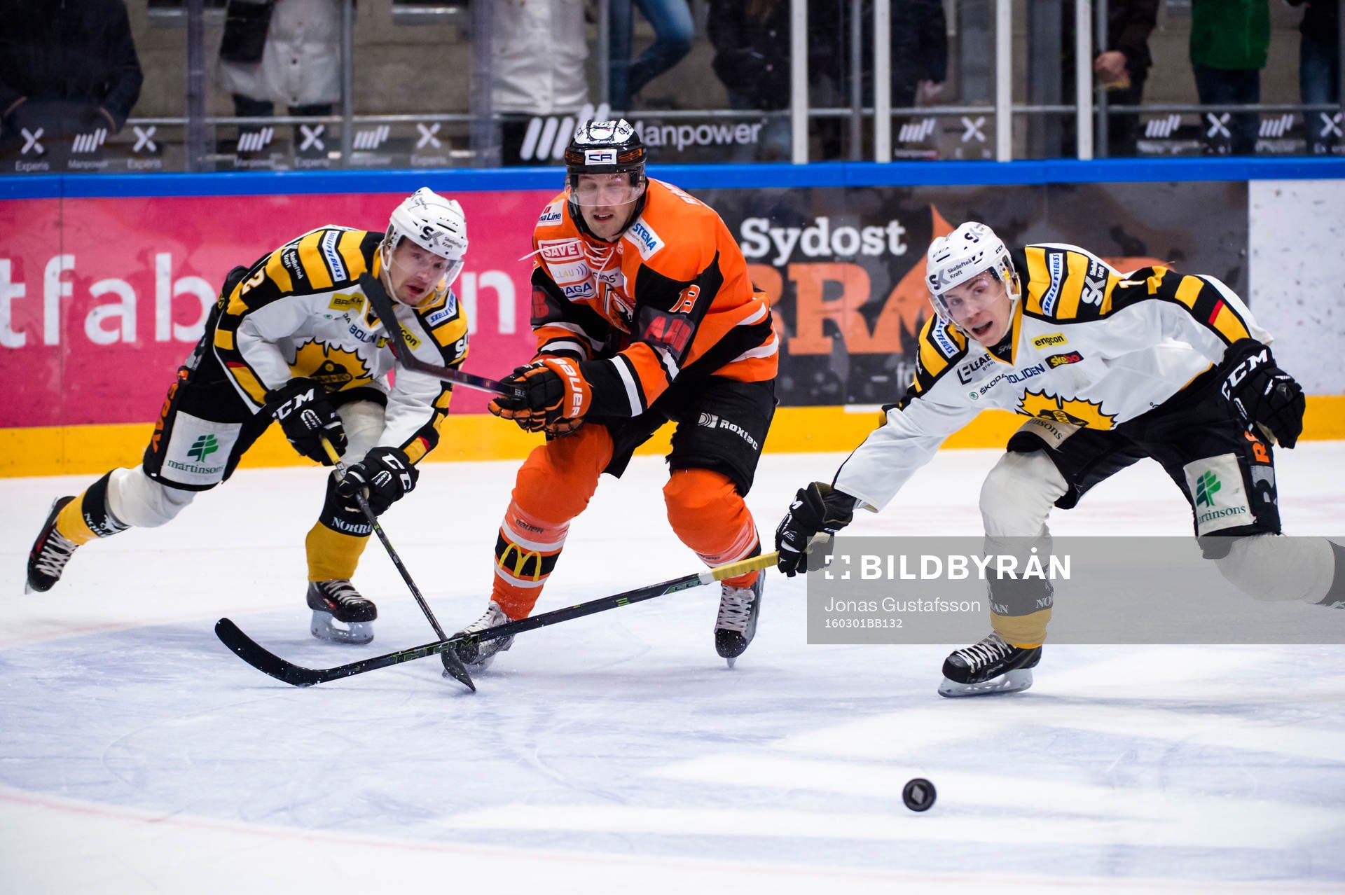 Karlskronas Emil Larsson i kamp om pucken