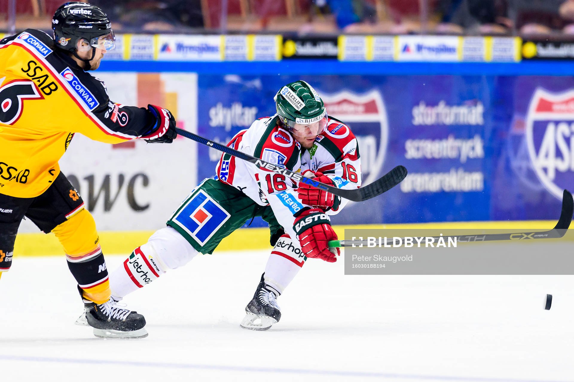Frölundas Anton Axelsson täcker skott