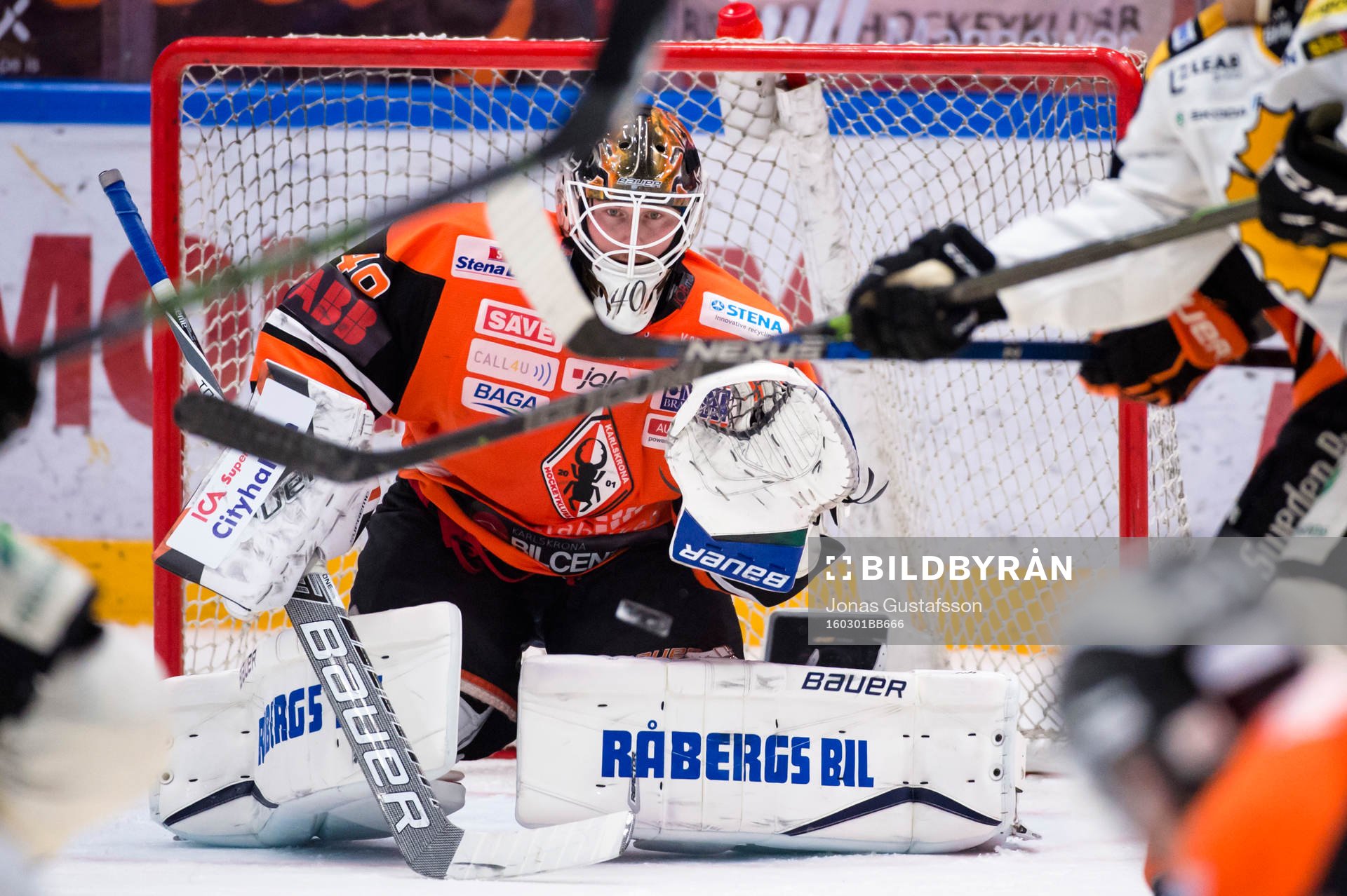 Karlskronas målvakt Johan Holmqvist räddar en puck