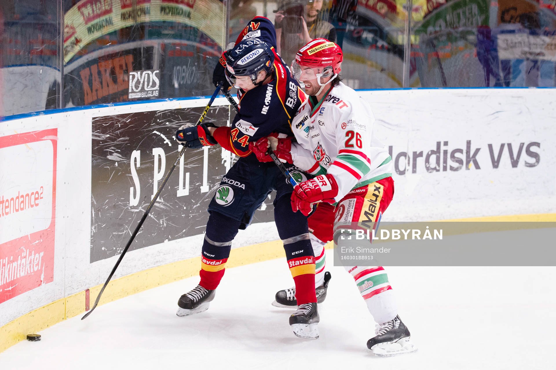 Djurgårdens Lukas Vejdemo och Modos Shaun Heshka i en duell