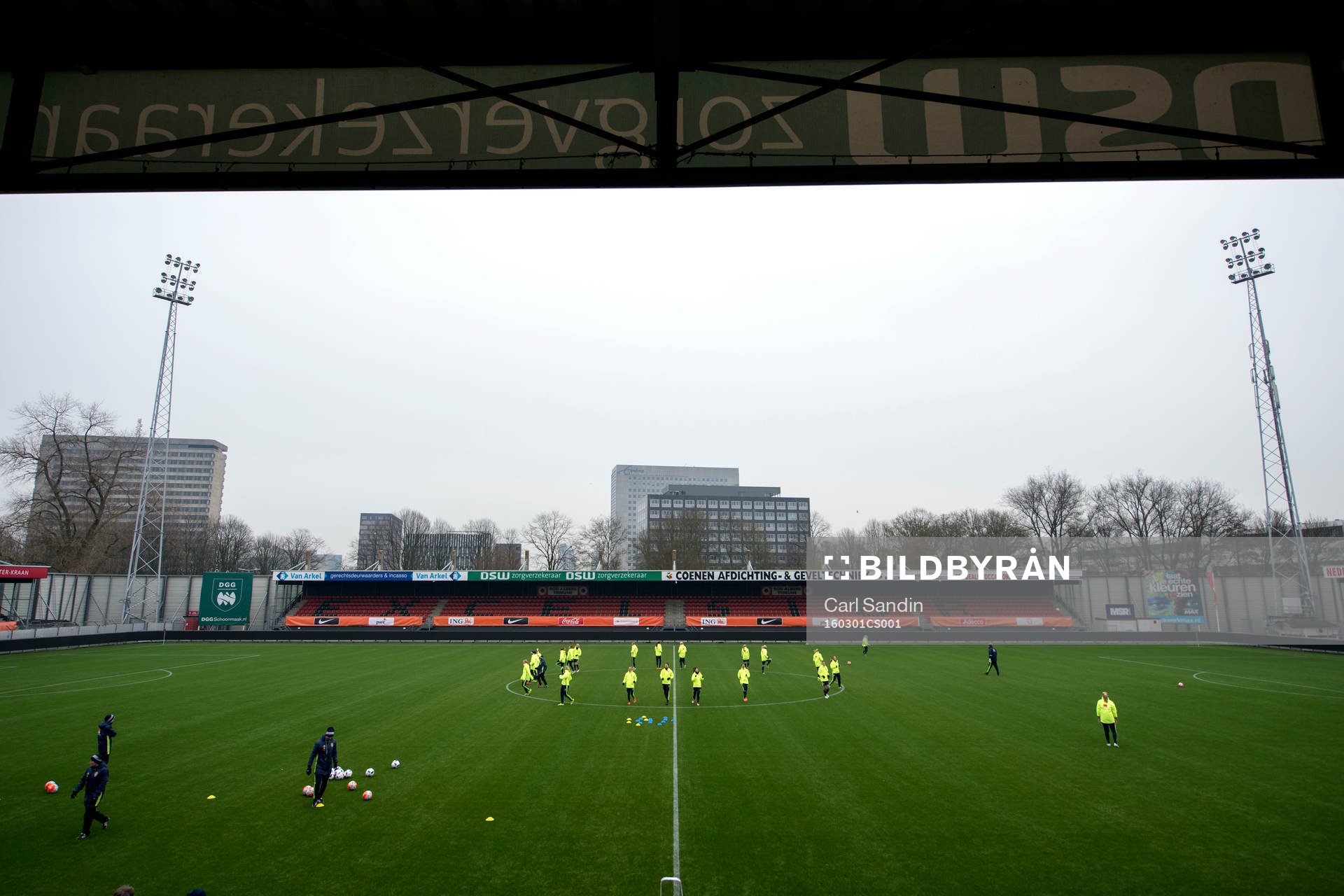 Spelarna värmer upp på Stadion Woudestein