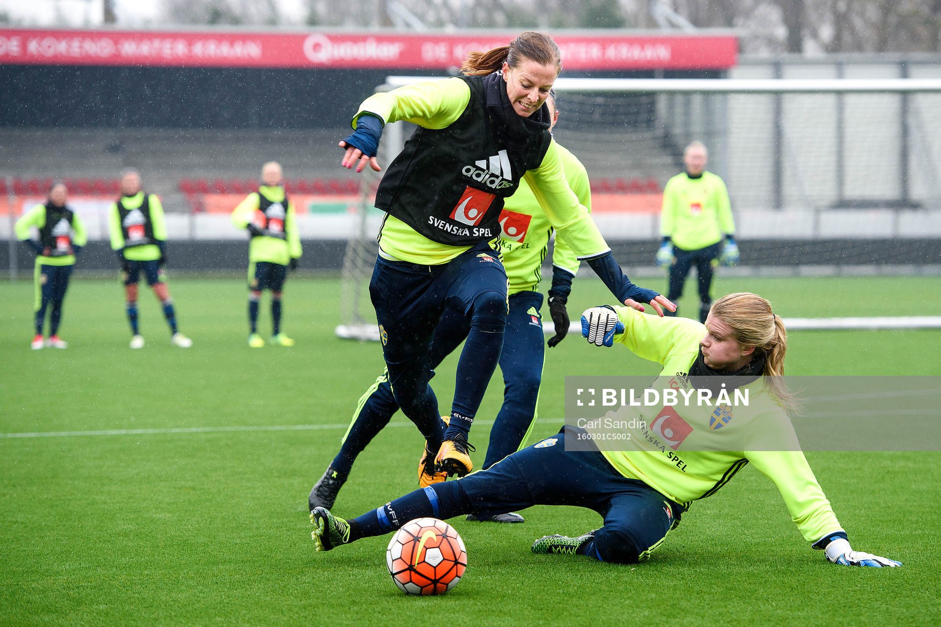 Sveriges Lotta Schelin och målvakt Emelie Lundberg