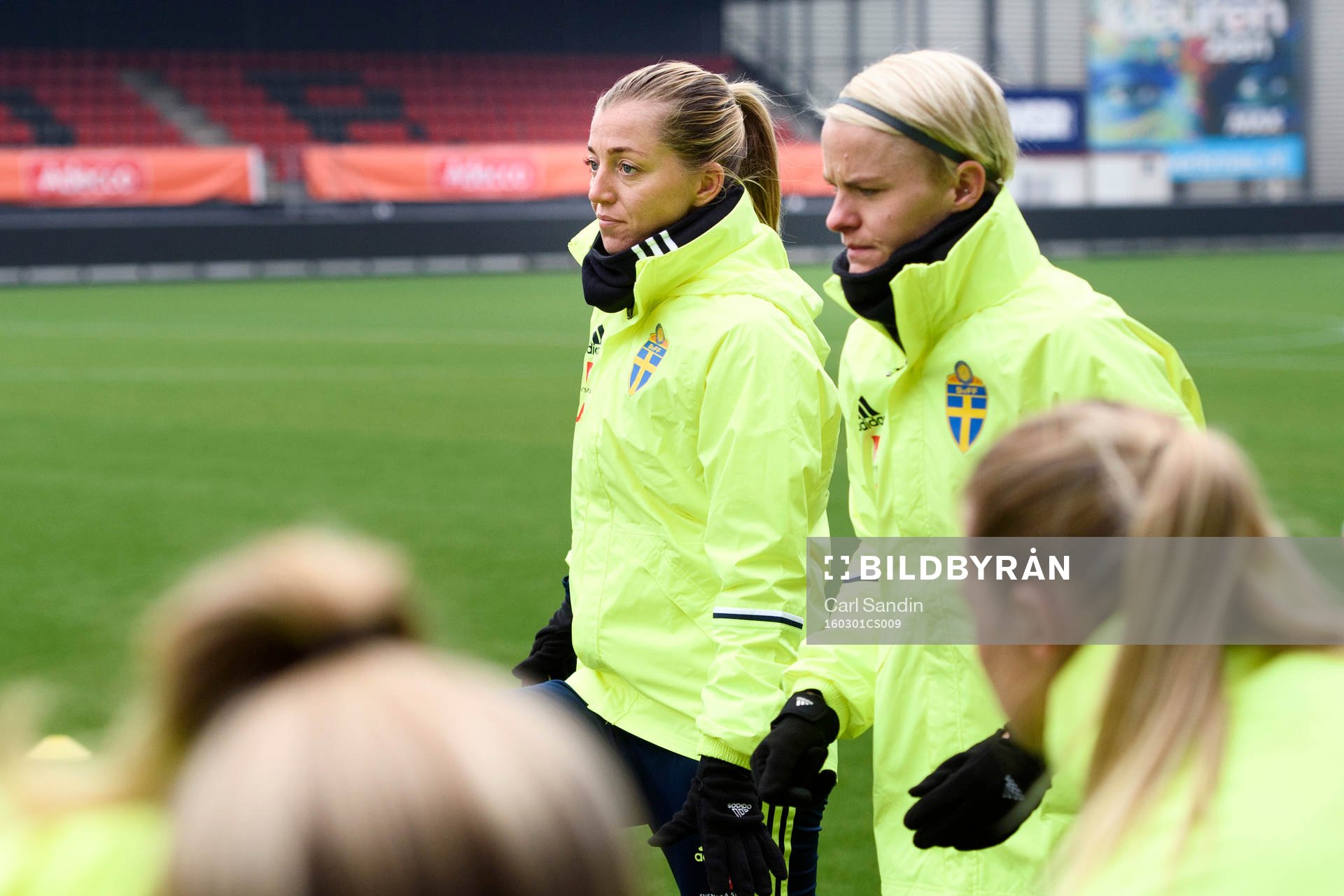 Sveriges Linda Sembrant och Nilla Fischer under en träning med svenska damlandslaget i fotboll den 1 mars 2016 i Rotterdam.