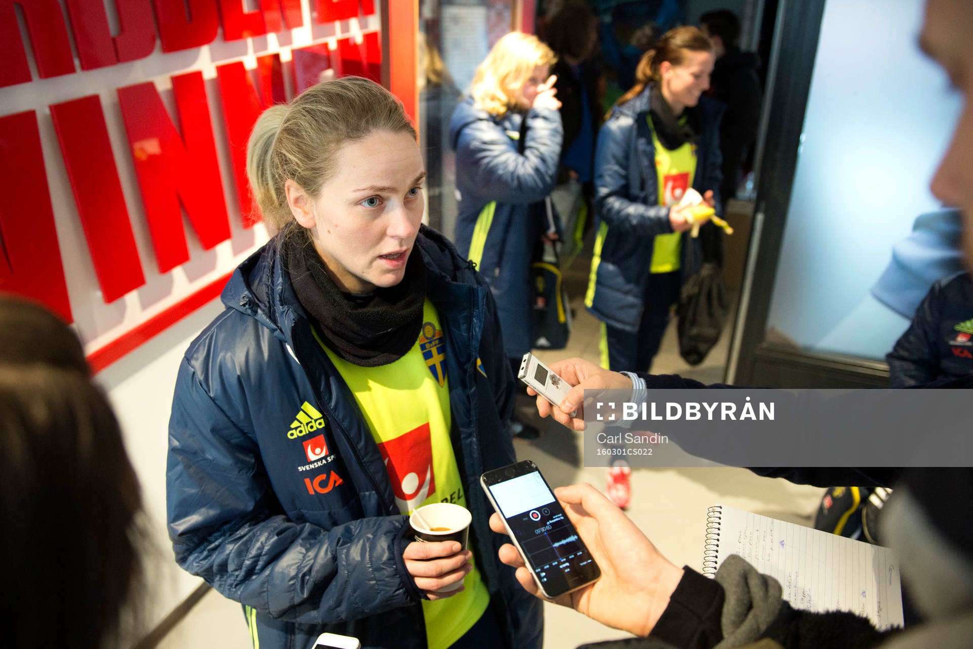 Sveriges Lisa Dahlkvist blir intervjuad