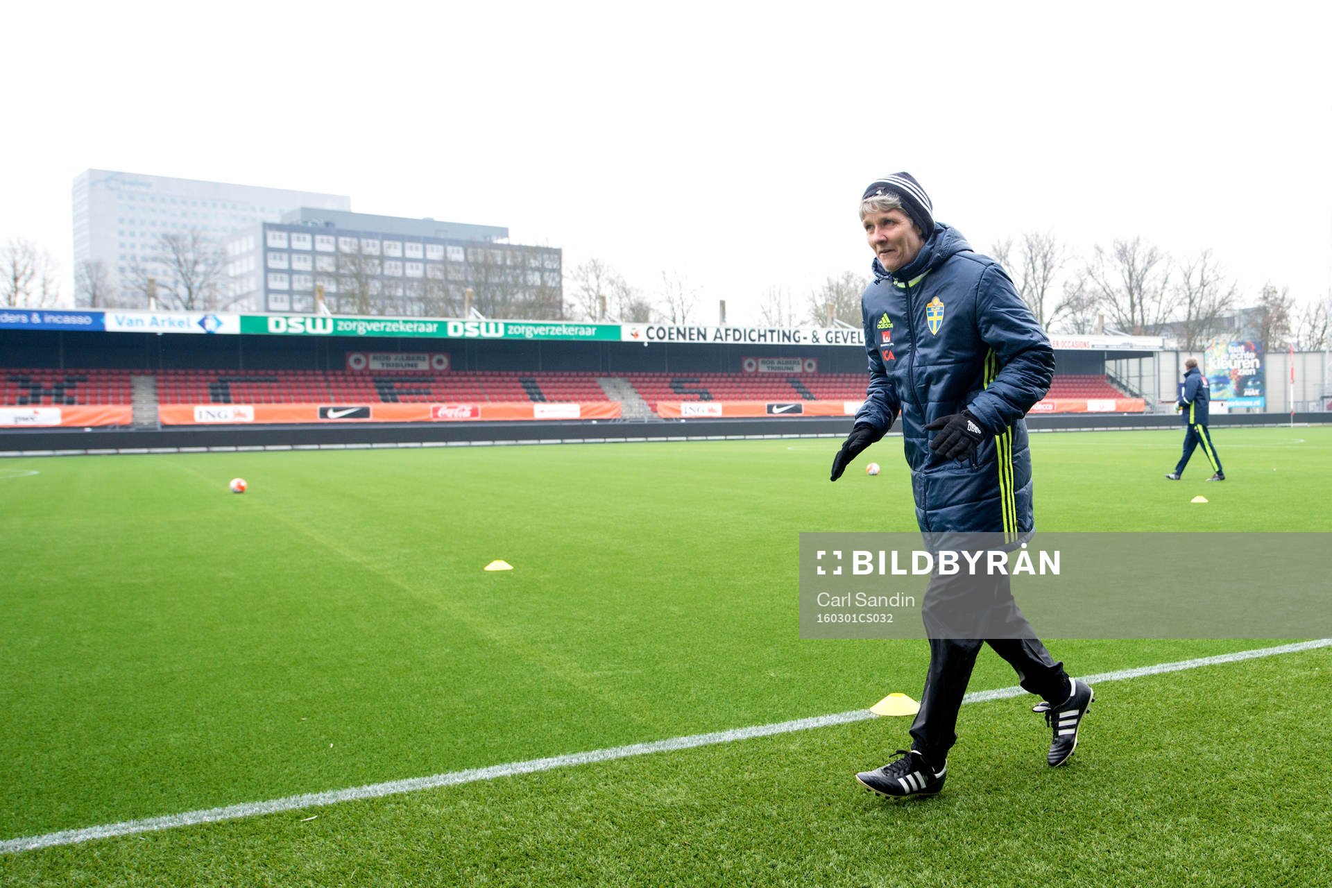 Sveriges förbundskapten Pia Sundhage värmer upp
