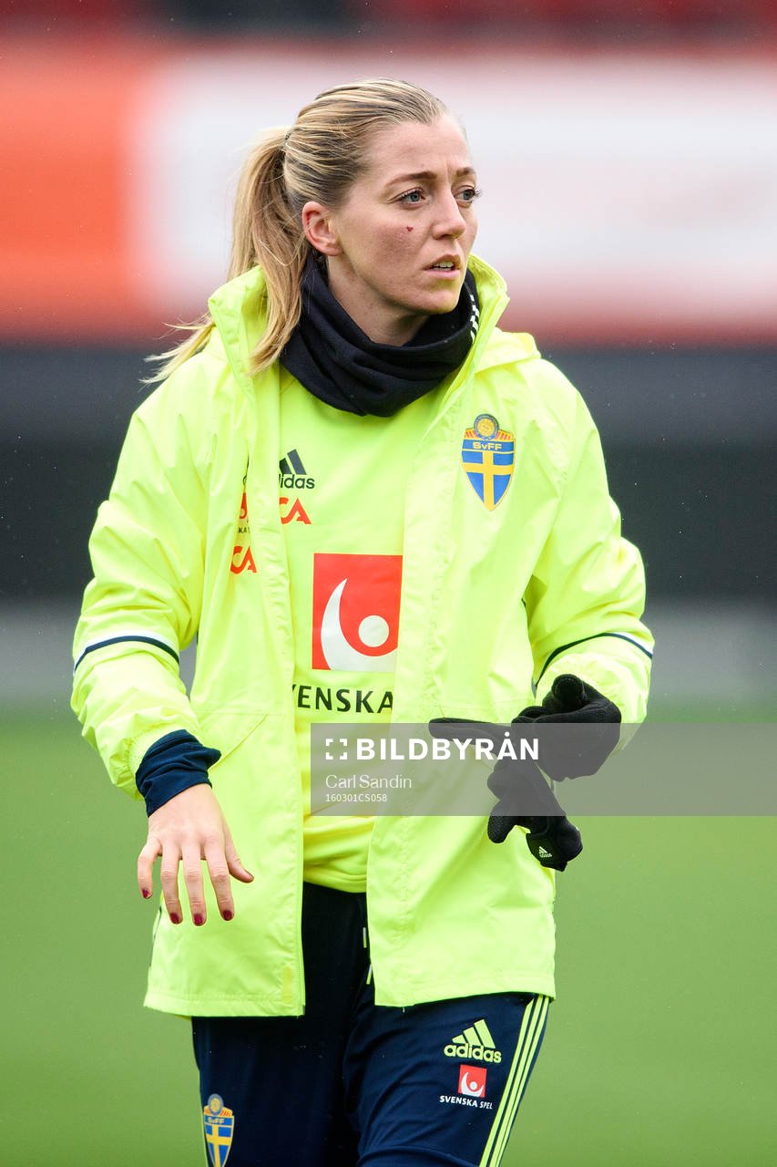 Sveriges Linda Sembrant under en träning med svenska damlandslaget i fotboll den 1 mars 2016 i Rotterdam.