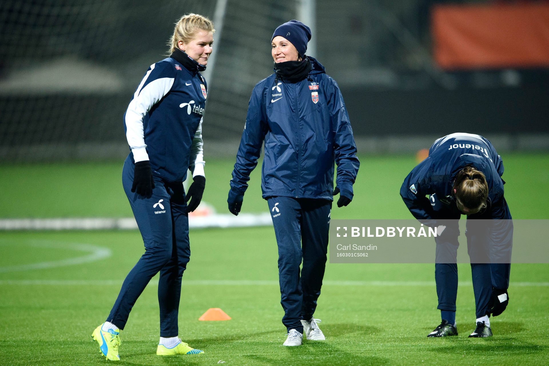Norges Ada Hegerberg och Ingvild Stensland under en träning med norska damlandslaget i fotboll den 1 mars 2016 i Rotterdam.