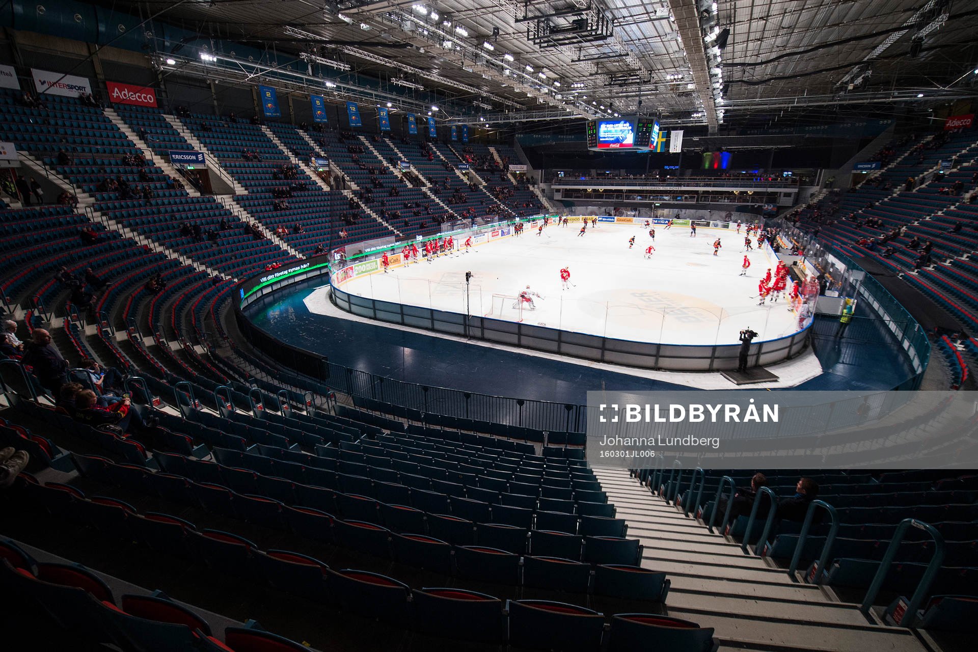 Spelarna värmer upp på Hovet