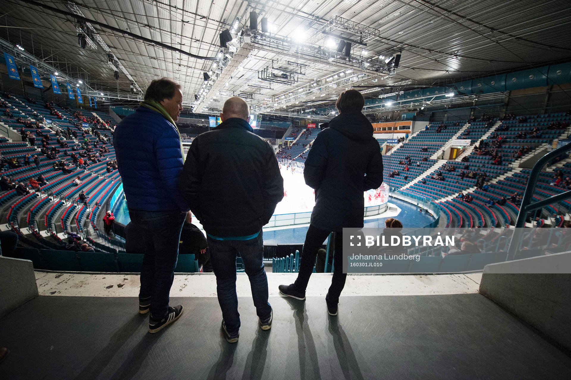 Åskådare följer uppvärmningen på Hovet