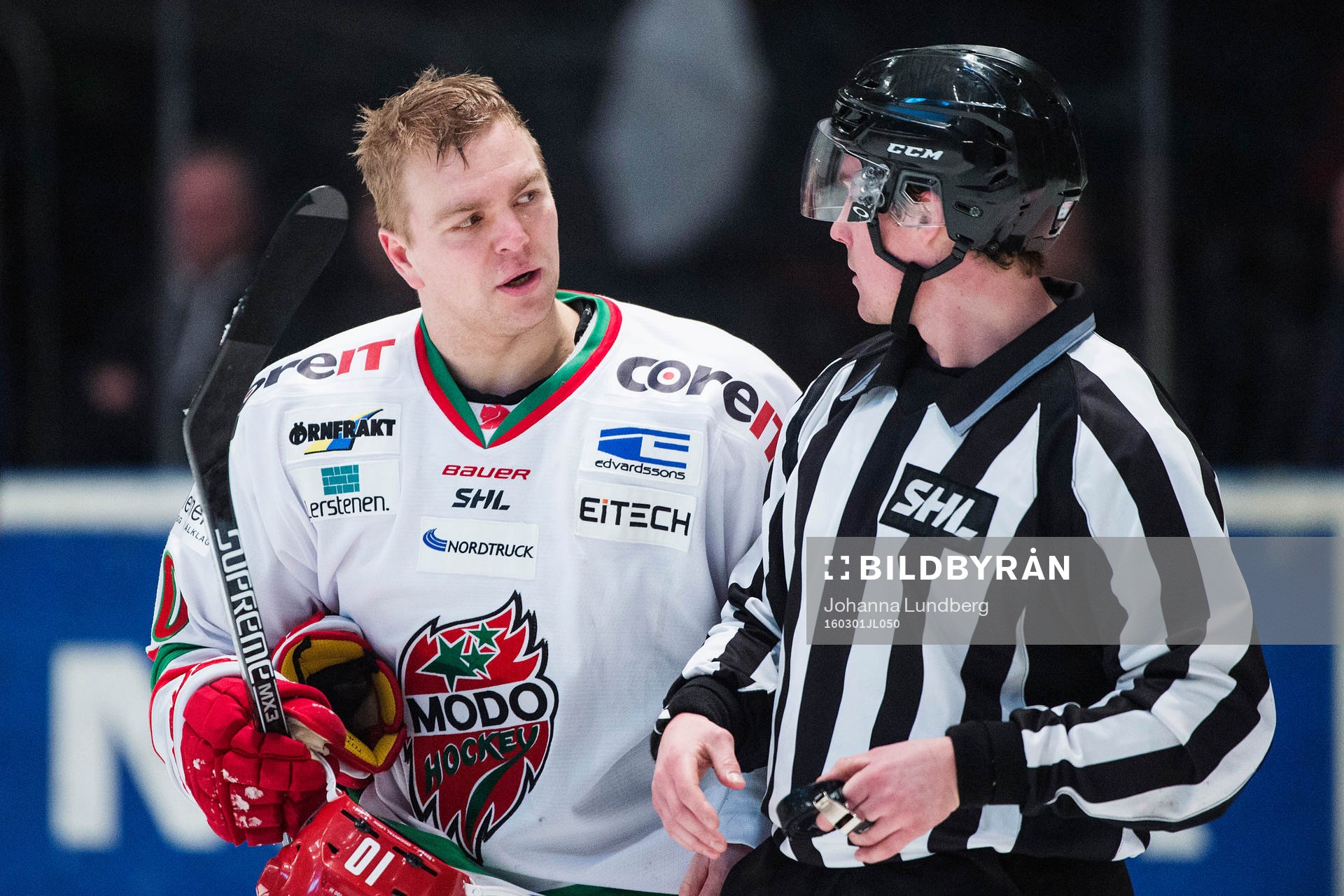 Modos Joel Kwaitkowski pratar med en linjedomare