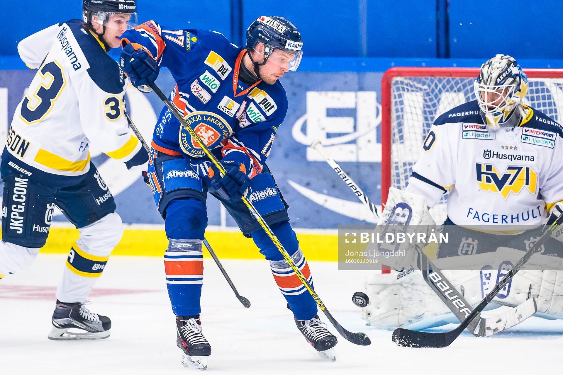 Växjös Alexander Johansson försöker styra pucken