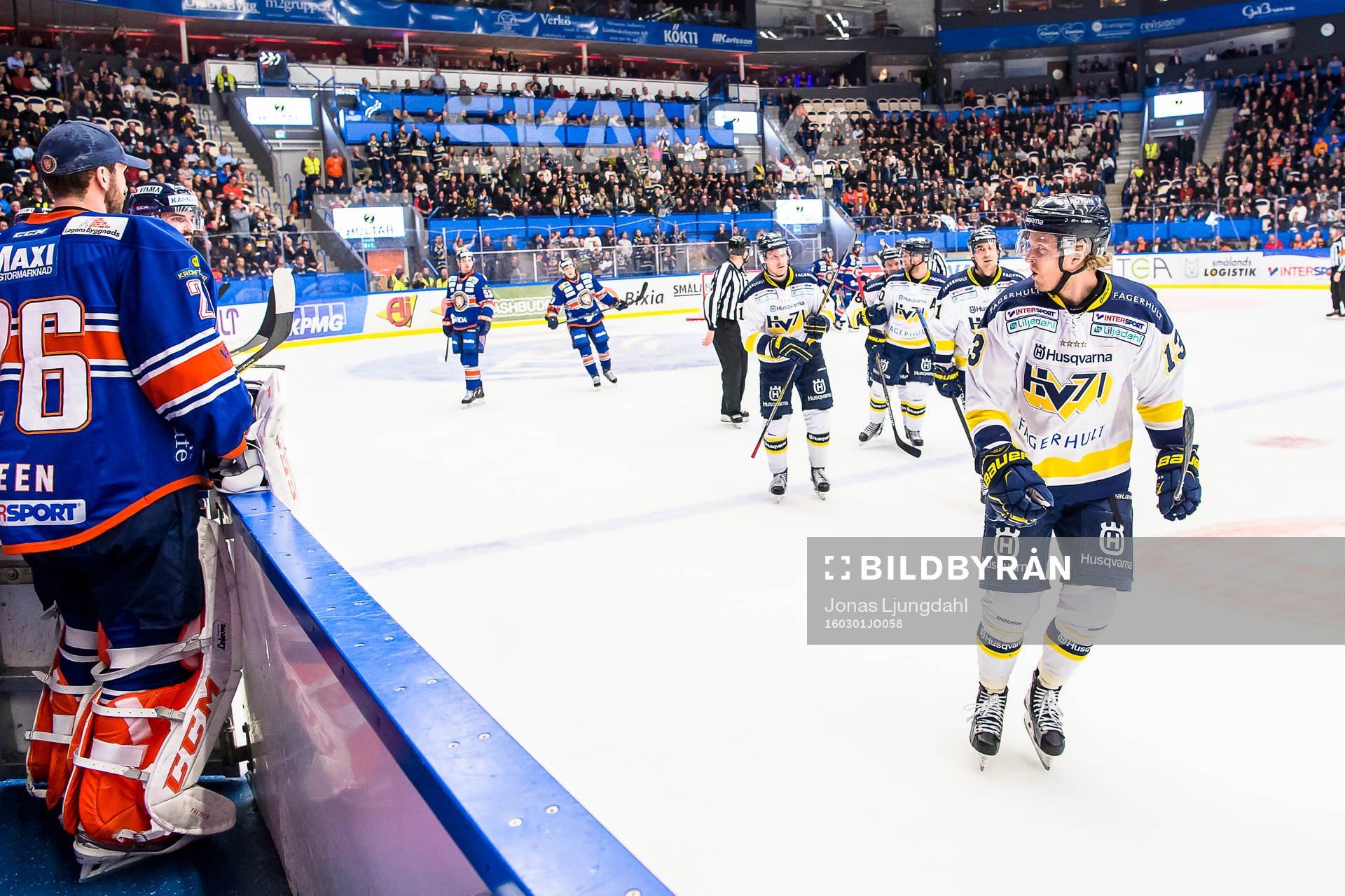 s Oscar Sundh jublar mot Växjös bås