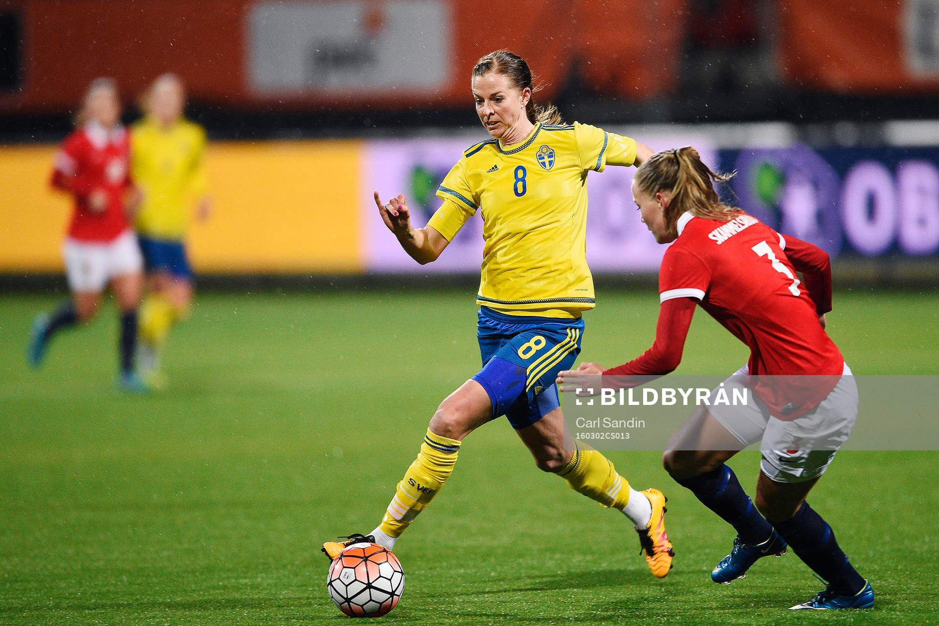 Sveriges Lotta Schelin och Norges Marita Skammelsrud Lund under OS-kvalmatchen i fotboll mellan Norge och Sverige den 2 mars 2016 i Rotterdam.