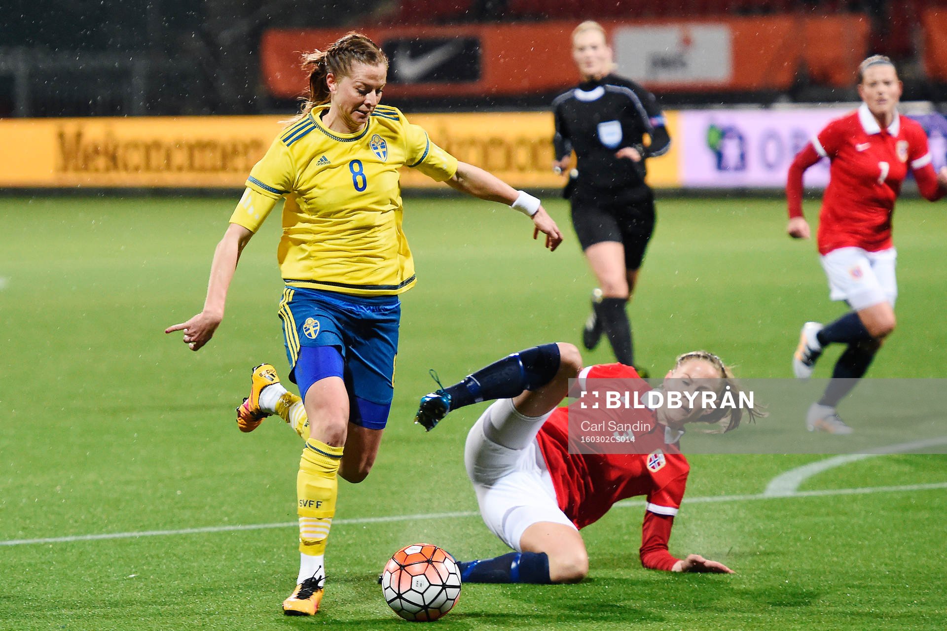 Sveriges Lotta Schelin och Norges Marita Skammelsrud Lund under OS-kvalmatchen i fotboll mellan Norge och Sverige den 2 mars 2016 i Rotterdam.