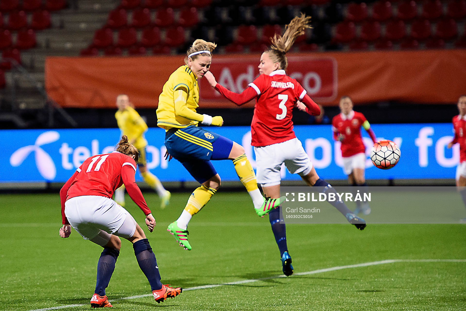 Sveriges Lisa Dahlkvist nickar bollen till 0-1 under OS-kvalmatchen i fotboll mellan Norge och Sverige den 2 mars 2016 i Rotterdam.