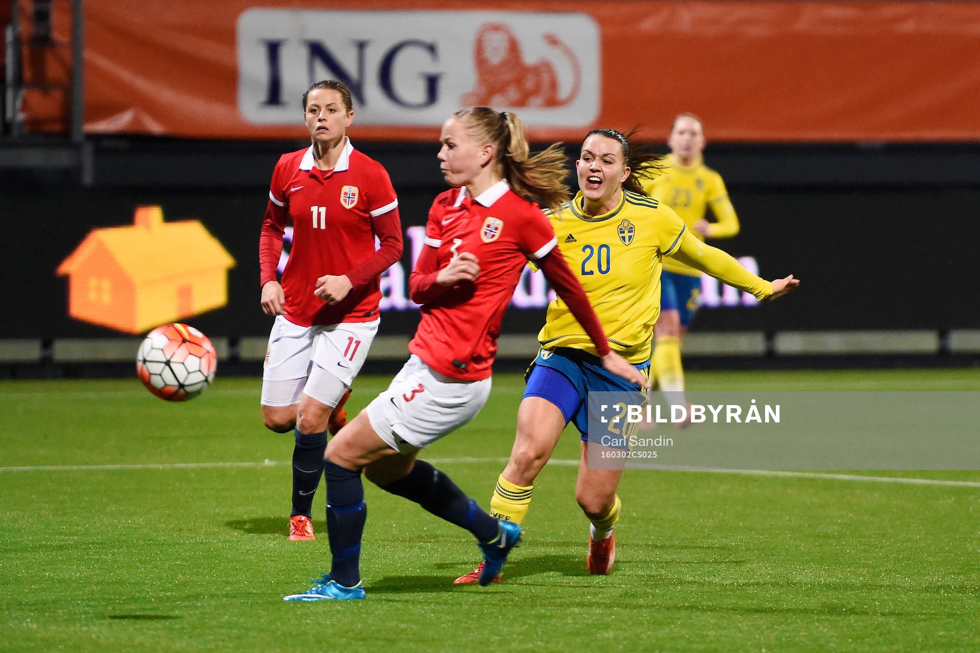 Sveriges Emilia Appelqvist med ett skott mot mål
