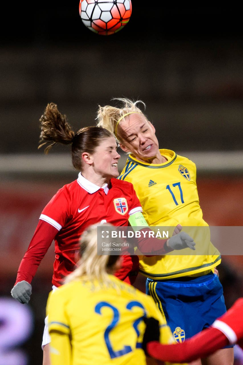 Norges Maren Mjelde i nickduell med Sveriges Caroline Seger