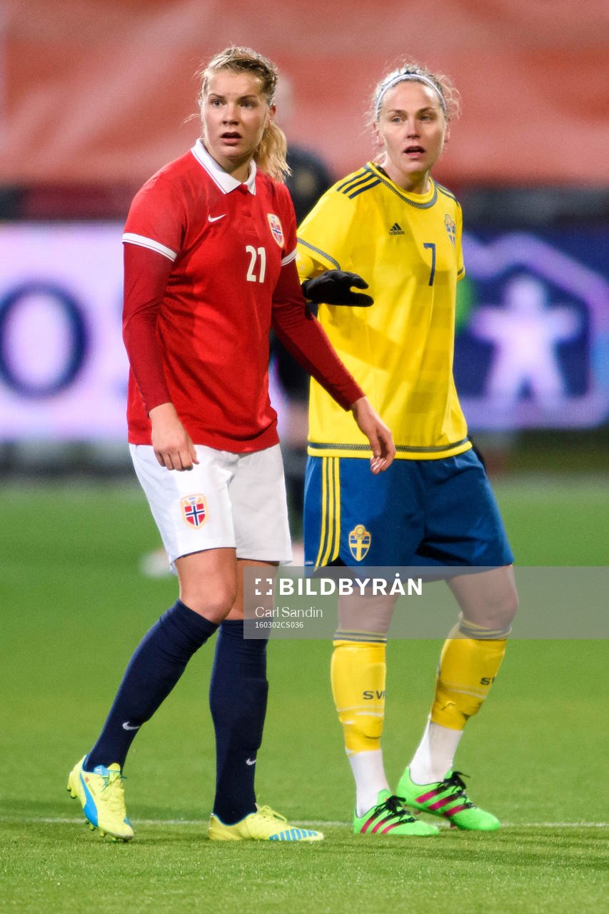 Norges Ada Hegerberg och Sveriges Lisa Dahlkvist