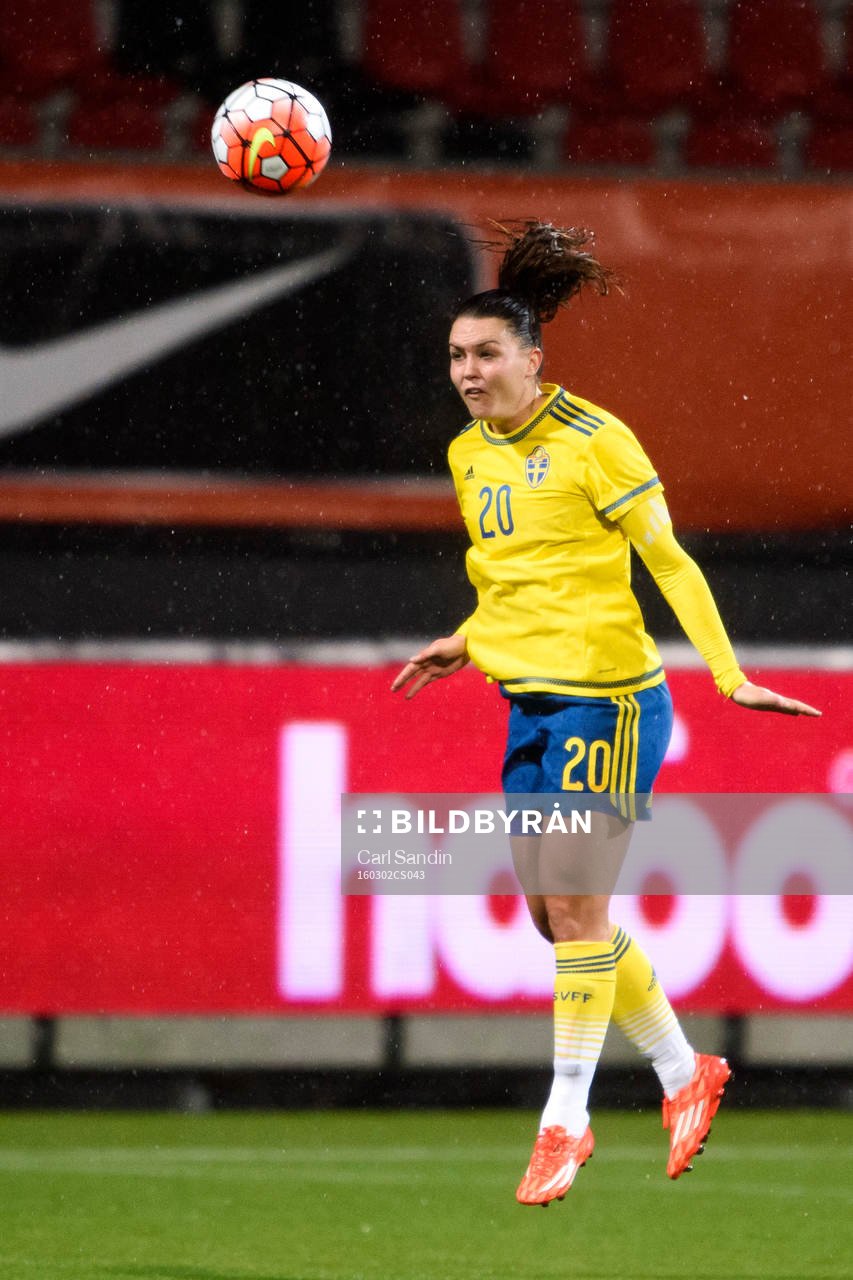Sveriges Emilia Appelqvist nickar bollen