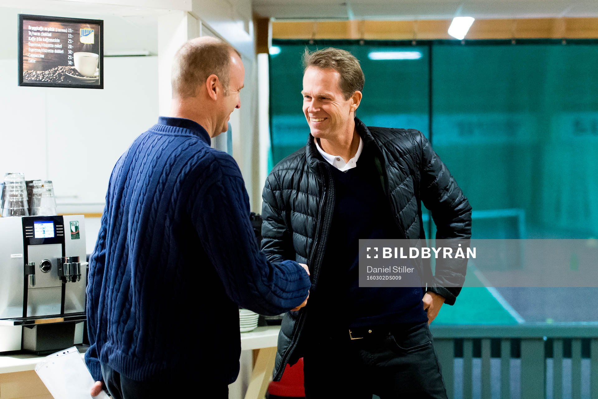 Stefan Edberg hälsar på Magnus Gustafsson
