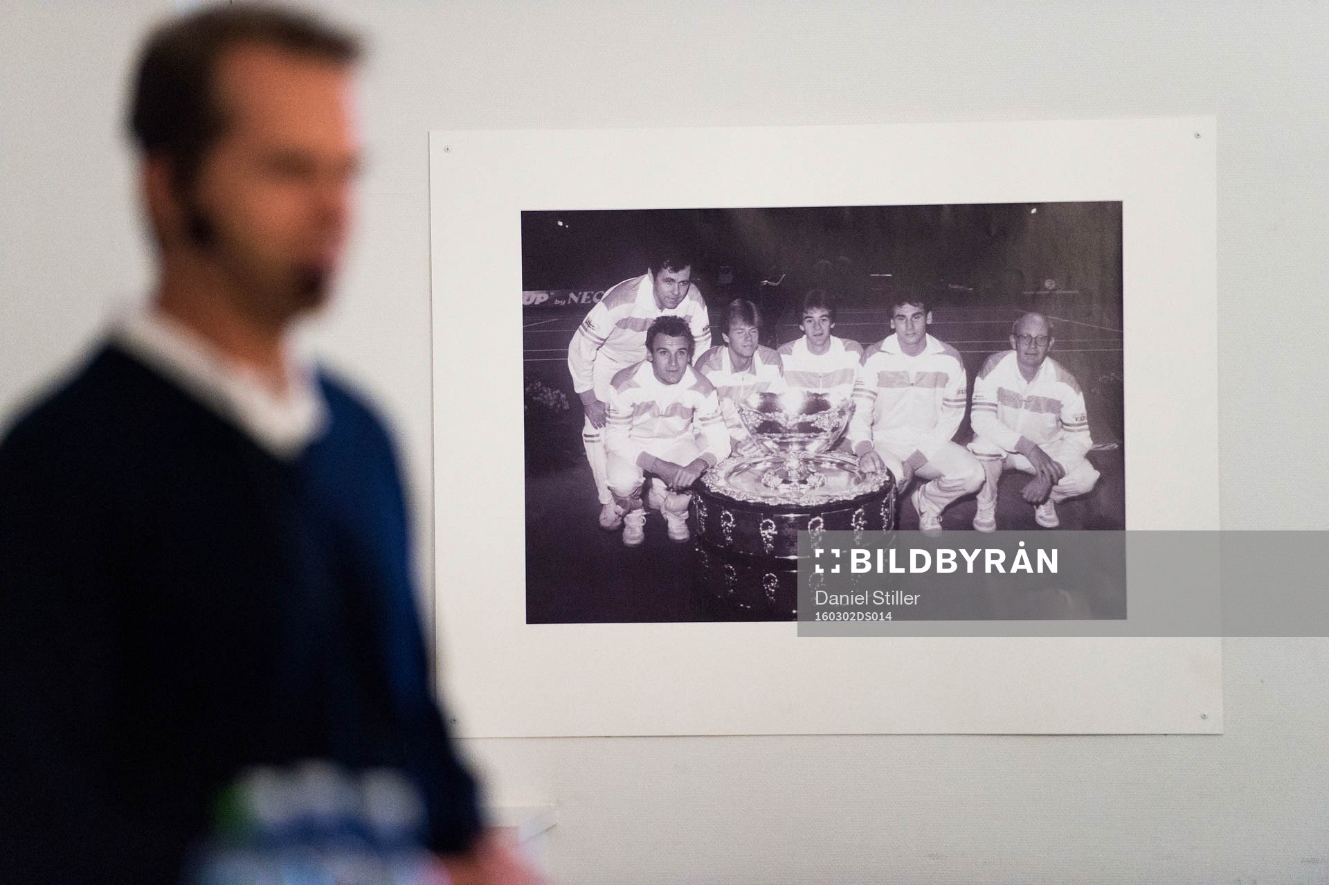 Stefan Edberg framför en bild föreställande Davis