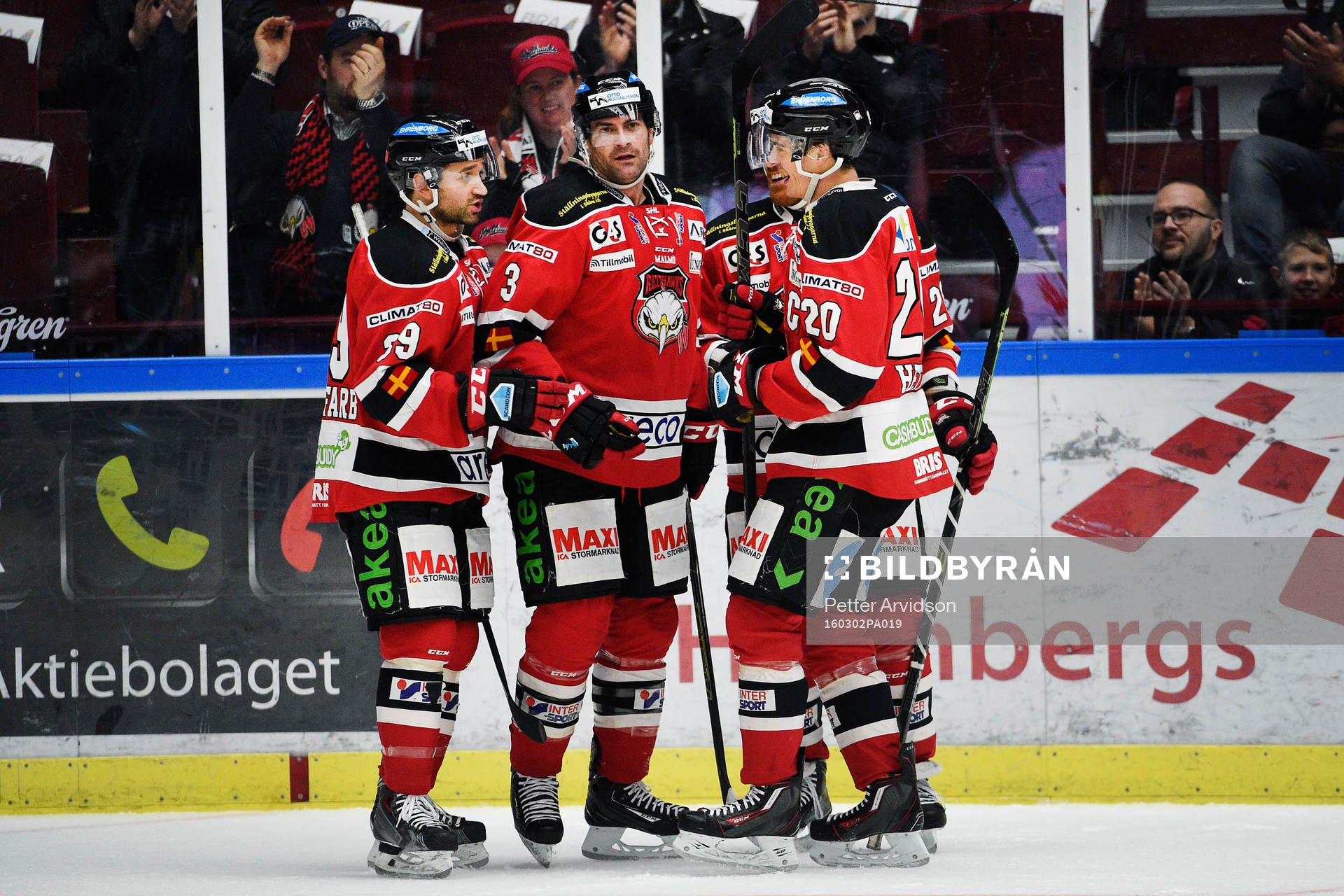 Malmö Redhawks Kent McDonell (m) gör 2-0 och jublar med