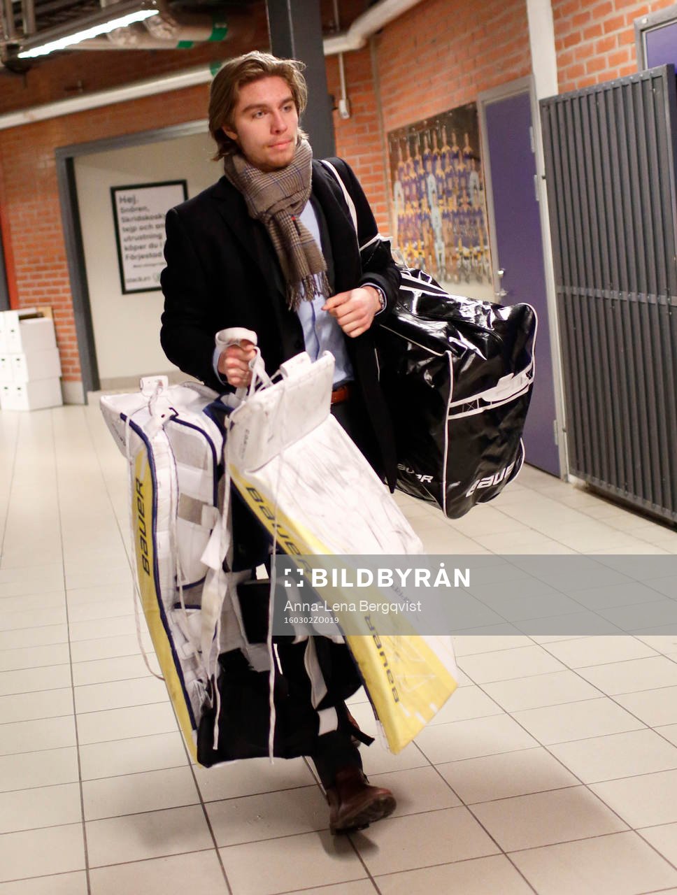 Brynäs målvakt Felix Sandström bär sina benskydd när
