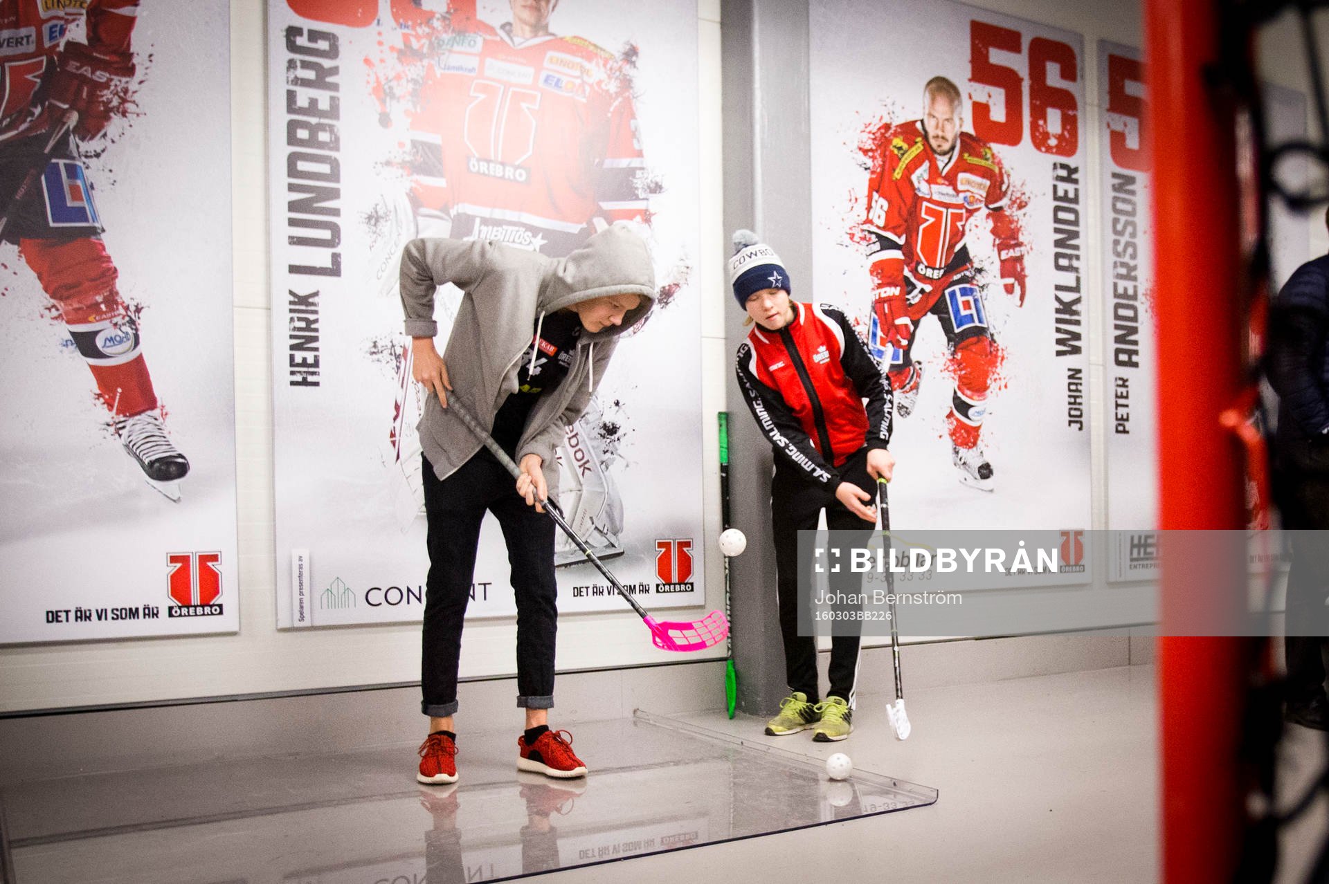 Tema idrottens dag där ungdomar testar innebandy