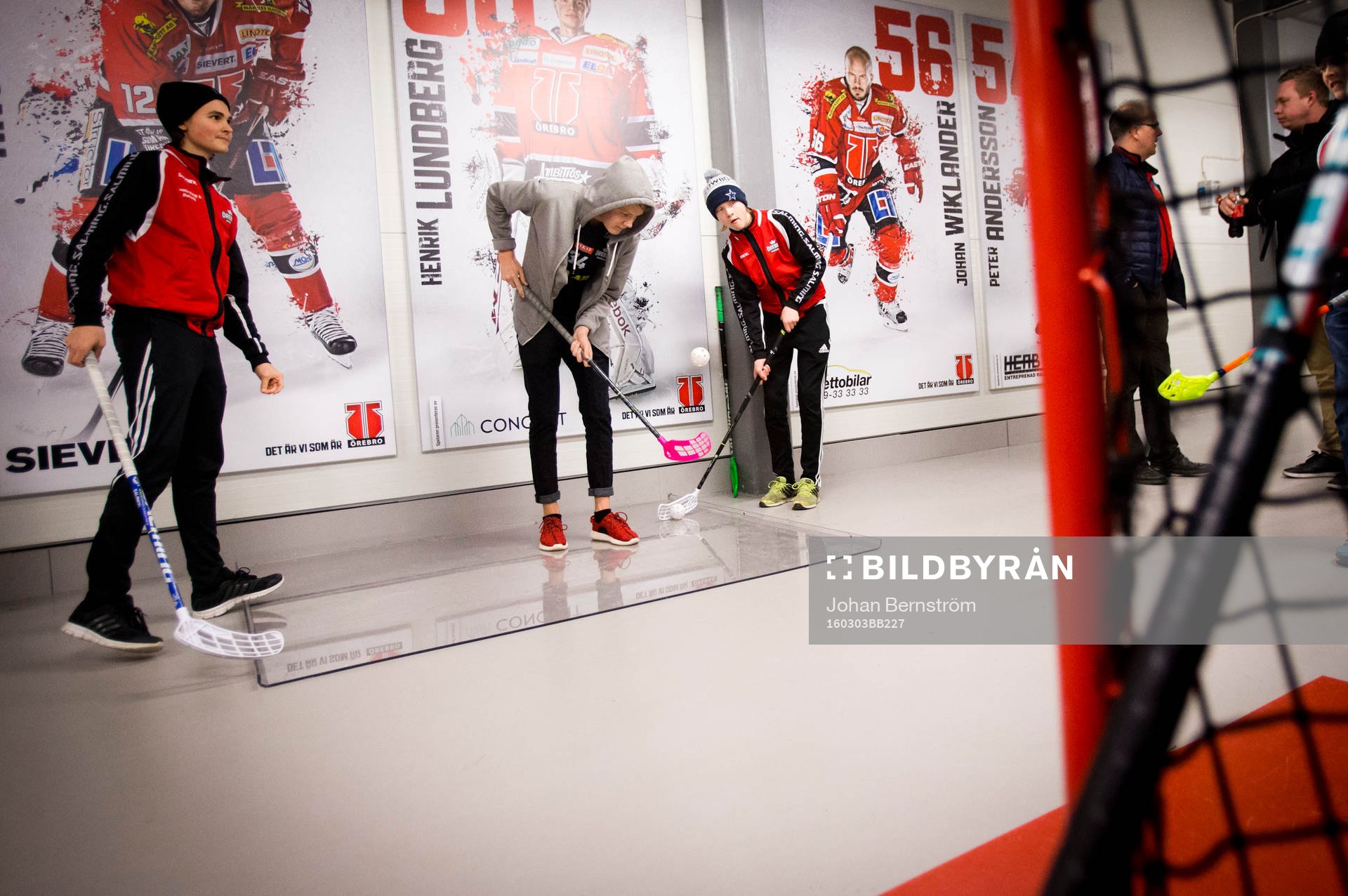 Tema idrottens dag där ungdomar testar innebandy